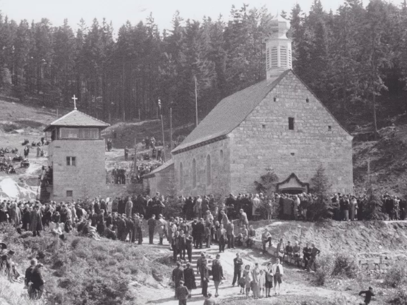 Kapelle: Einweihung der Denkmalsanlage und Kapelle „Jesus im Kerker“ an Pfingstsonntag, 25. Mai 1947 ©KZ-Gedenkstätte Flossenbürg