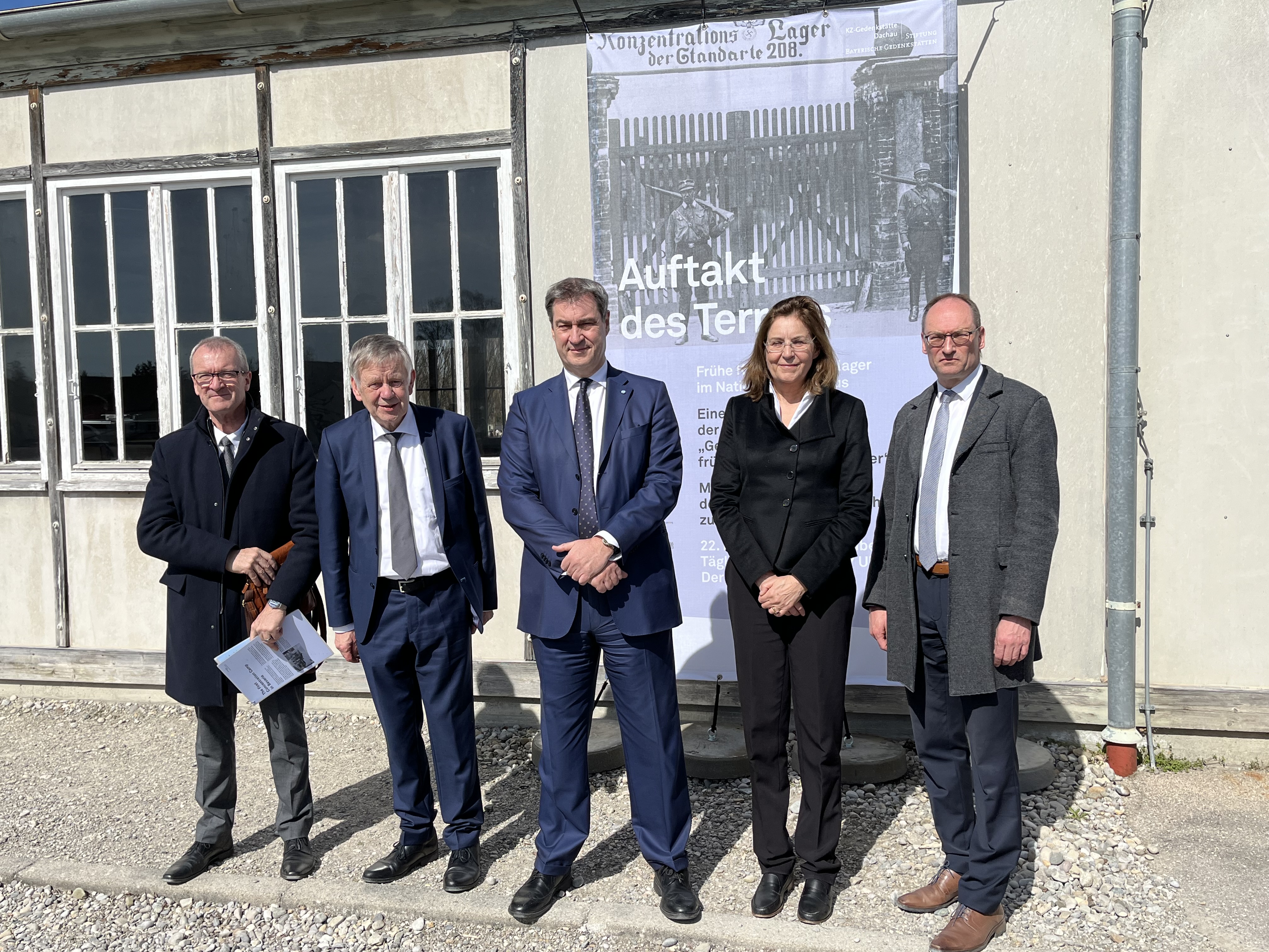 Eröffnung der Sonderausstellung "Auftakt des Terrors" am 22. März 2023, mit Ministerpräsident Dr. Markus Söder (Bildmitte), (v.l.n.r.) CID Präsident Dominique Boueilh, Stiftungsdirektor Karl Freller MdL , Dr. Gabriele Hammermann, Leiterin der KZ-Gedenkstätte Dachau und Bernhard Seidenath MdL; Foto Stiftung Bayerische Gedenkstätten