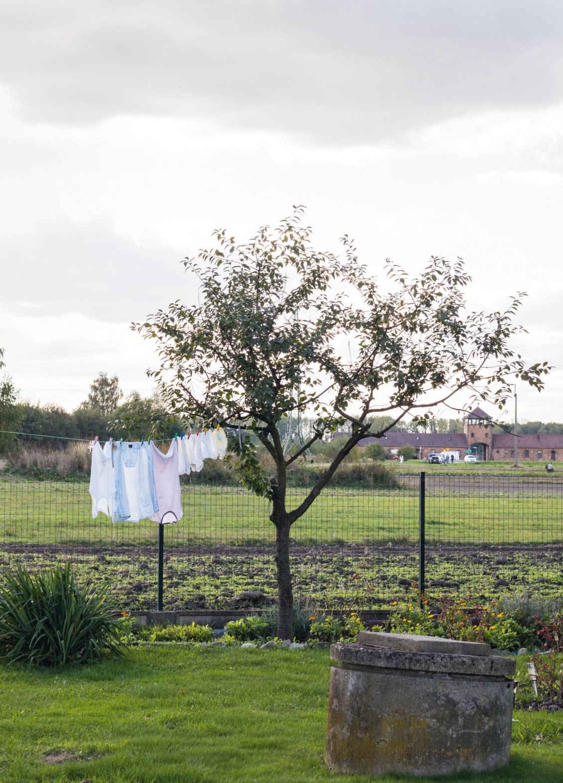 Blick aus einem Garten in Brzezinka auf das ehemalige Vernichtungslager Auschwitz II / Birkenau. Foto Kai Loges und Andreas Langen
