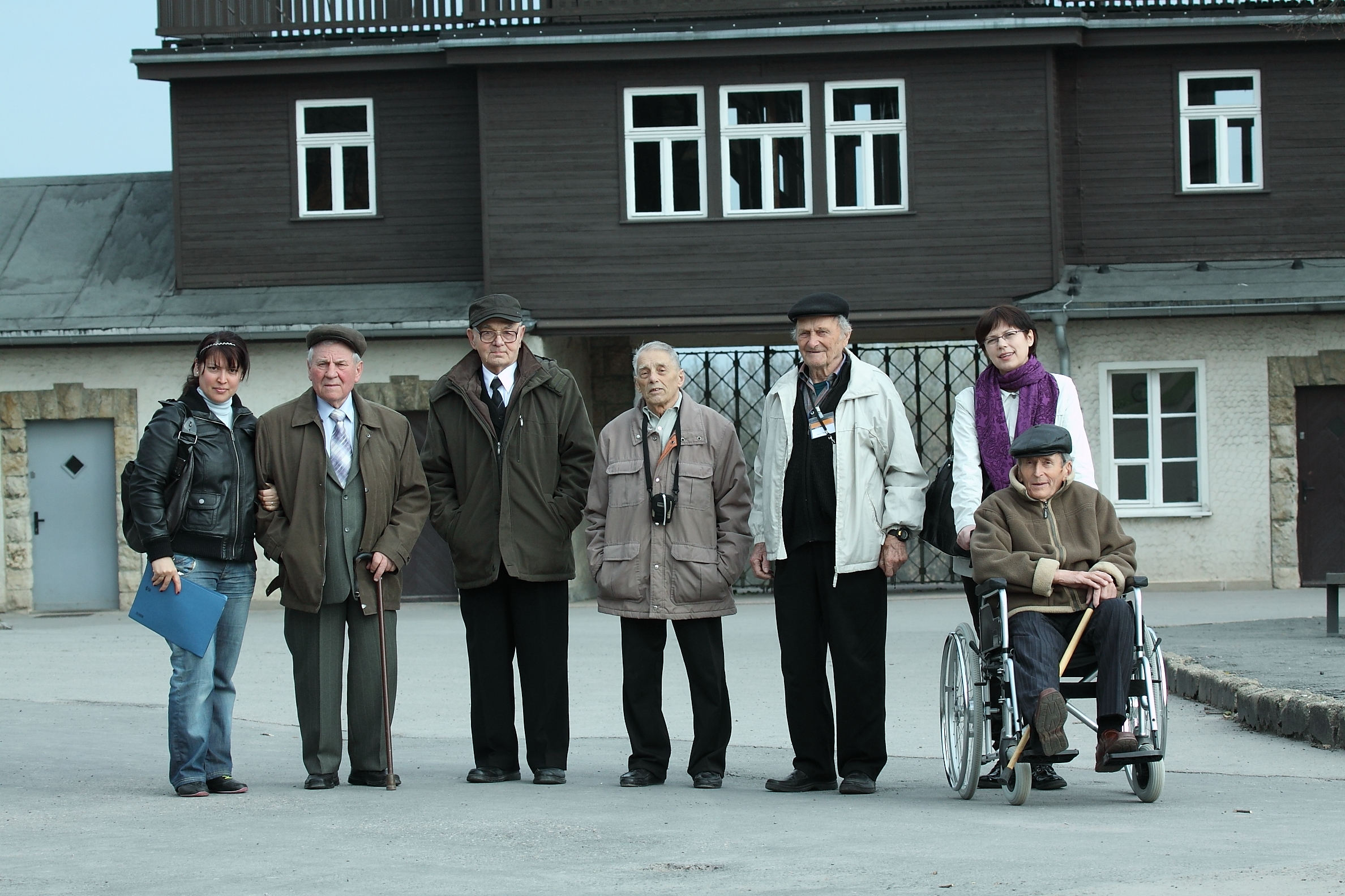 Oksana Gruzytska mit ihrem Vater Grigorij Brizkij (im Rollstuhl)  Foto: Peter Hansen