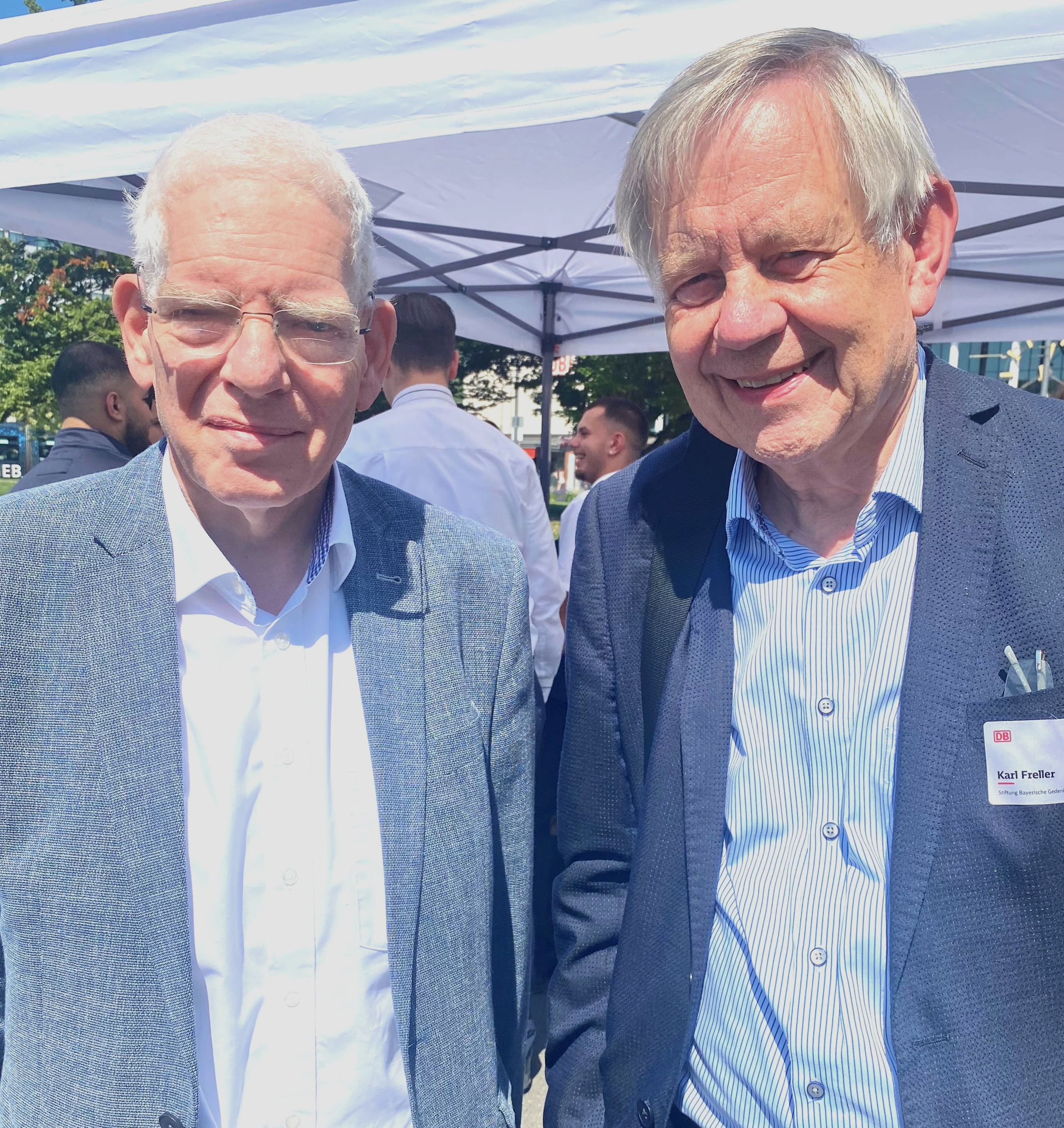 Stiftungsdirektor Karl Freller (rechts im Bild) und Dr. Josef Schuster, Präsident Zentralrat der Juden in Deutschland, nahmen an der Veranstaltung teil