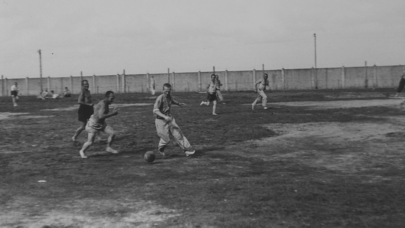 Propaganda-Foto eines Fußballspiels im KZ-Dachau. Foto von Friedrich Fritz-Bauer, KZ-Gedenkstätte Dachau