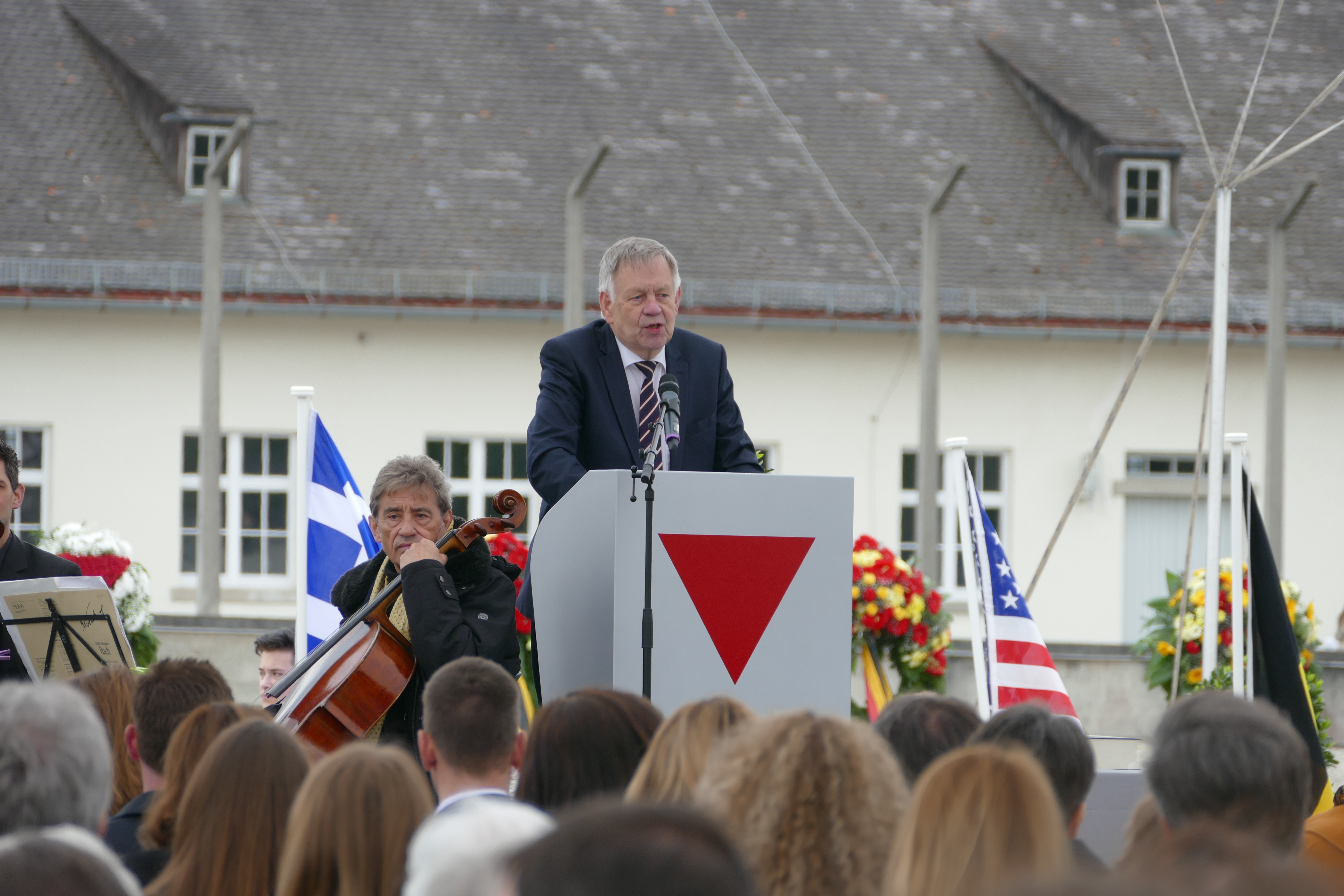 Stiftungsdirektor Freller spricht am ehemaligen Appellplatz. Quelle: KZ-Gedenkstätte Dachau, Foto: Guido Hassel