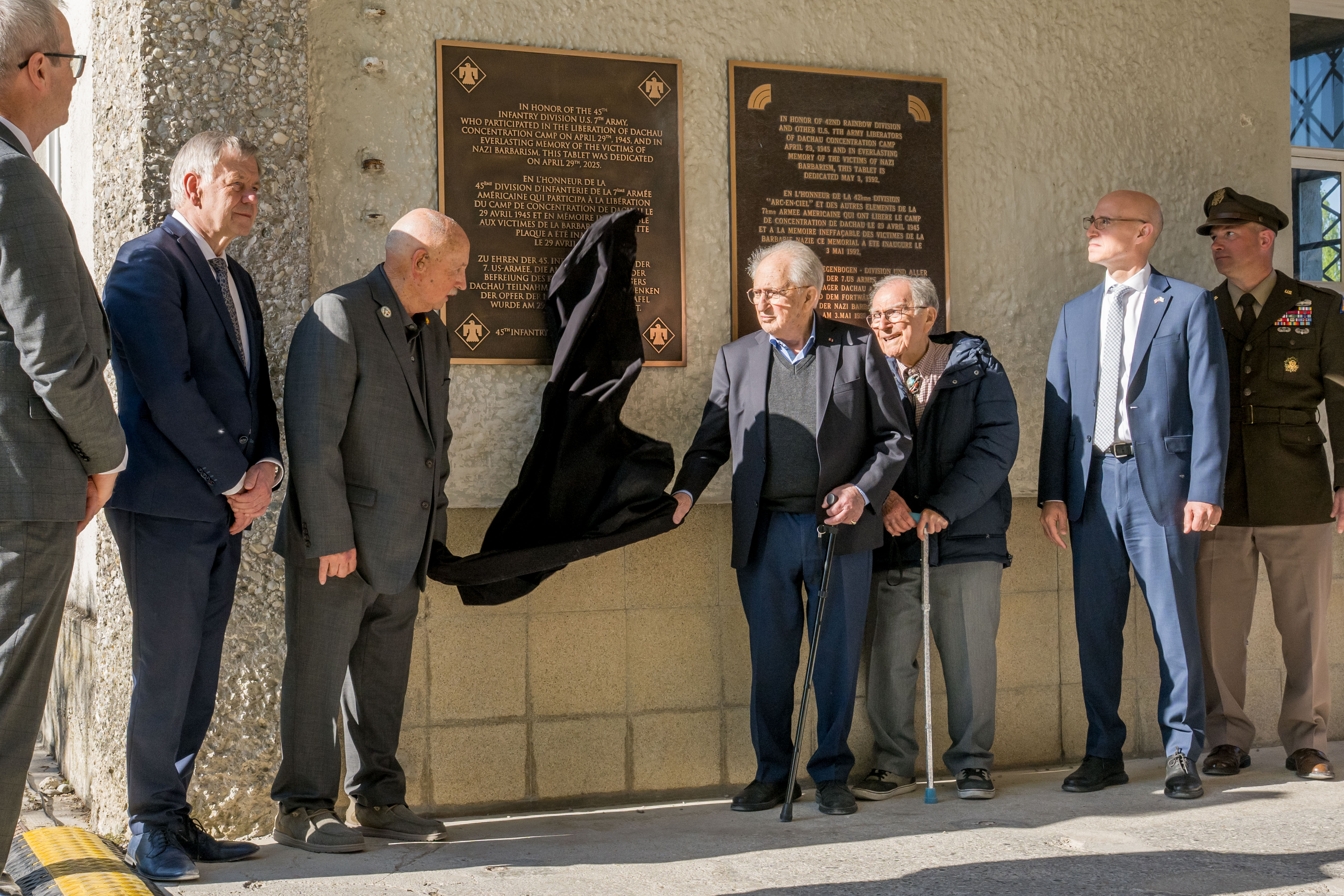 Die Enthüllung der Gedenktafel Foto: KZ-Gedenkstätte Dachau / T. Hase