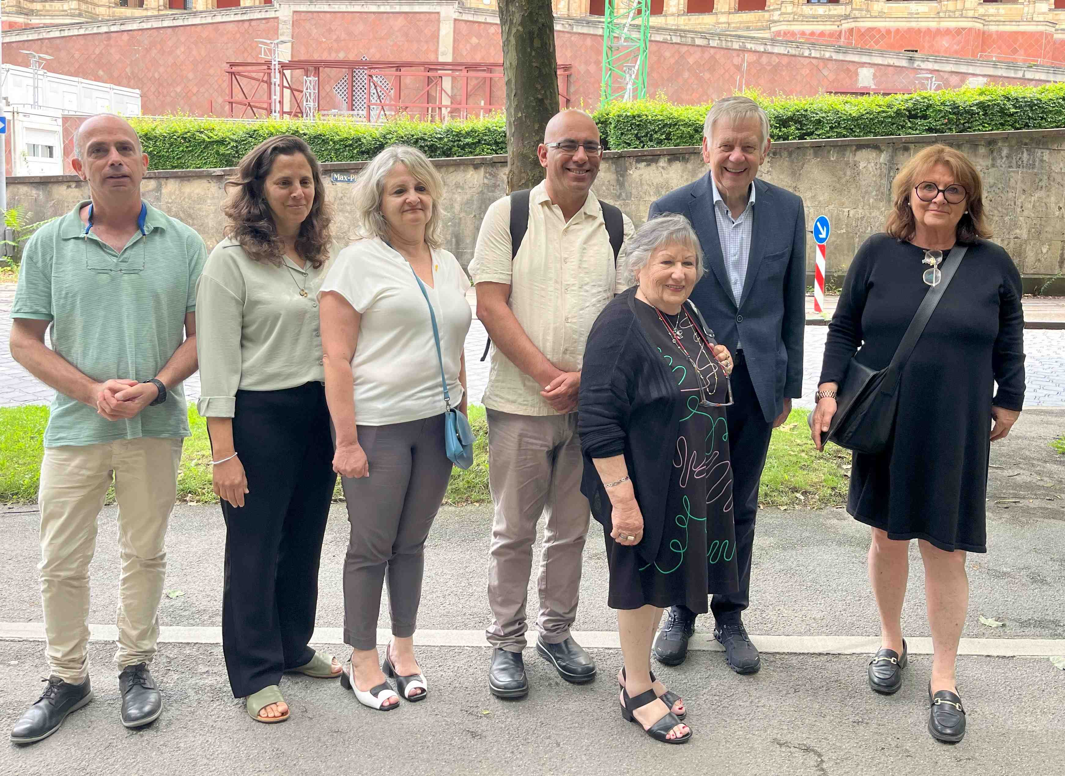 (v.l.n.r.) Noam Rachmilevitch, Archivar, Ronit Lusky, Director of Development and Partnerships, Anat Bratman Elhalel, Direktorin der GFH Archive, Yigal Cohen, Direktor des GFH und CEO, Dr. Hanna Rosenbaum, Karl Freller, Direktor der Stiftung sowie Karla Schönebeck Bild: Stiftung Bayerische Gedenkstätten
