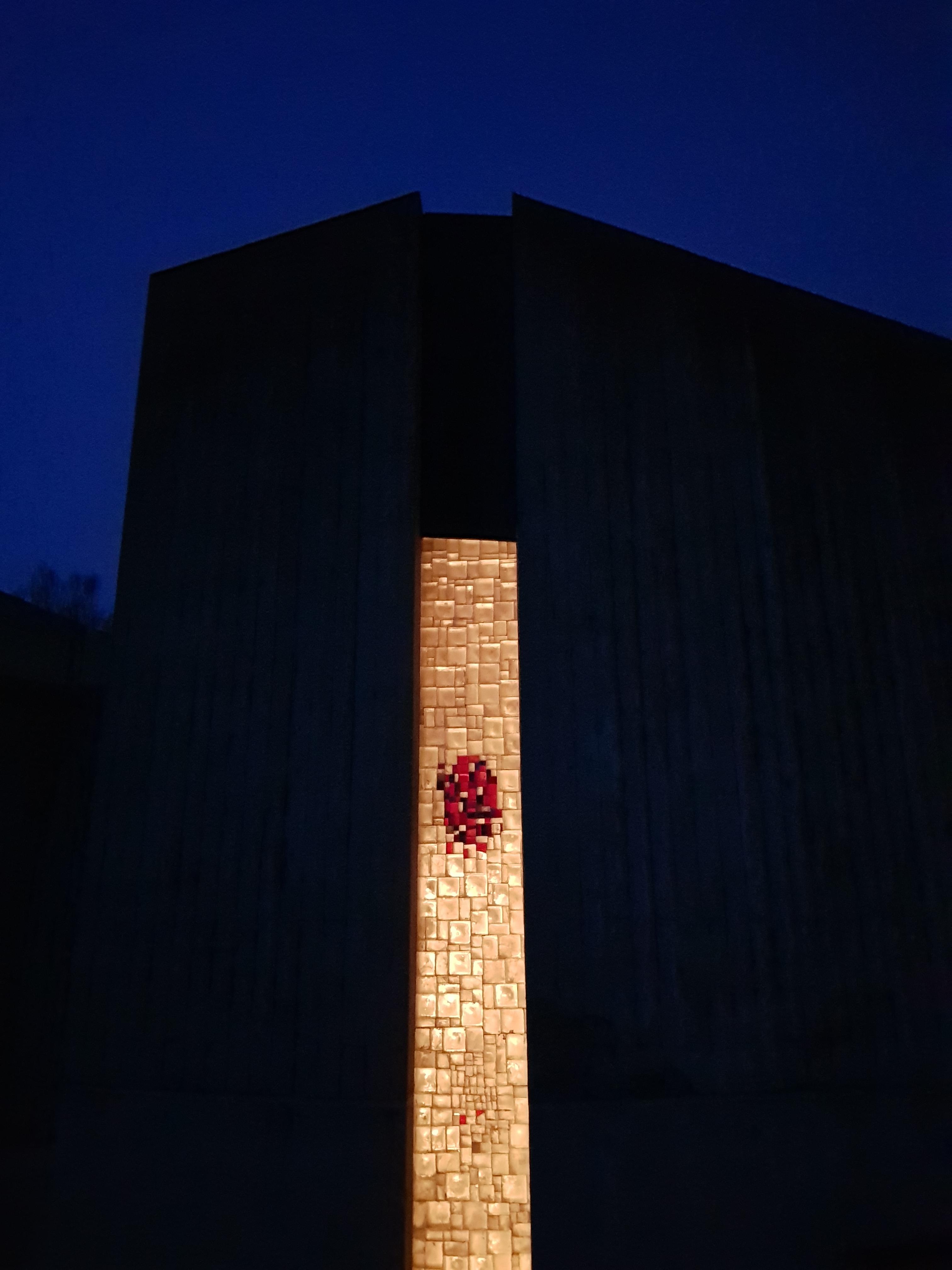 Detail des Glasfensters der Evangelischen Versöhnungskirche in der KZ-Gedenkstätte Dachau Foto Björn Mensing