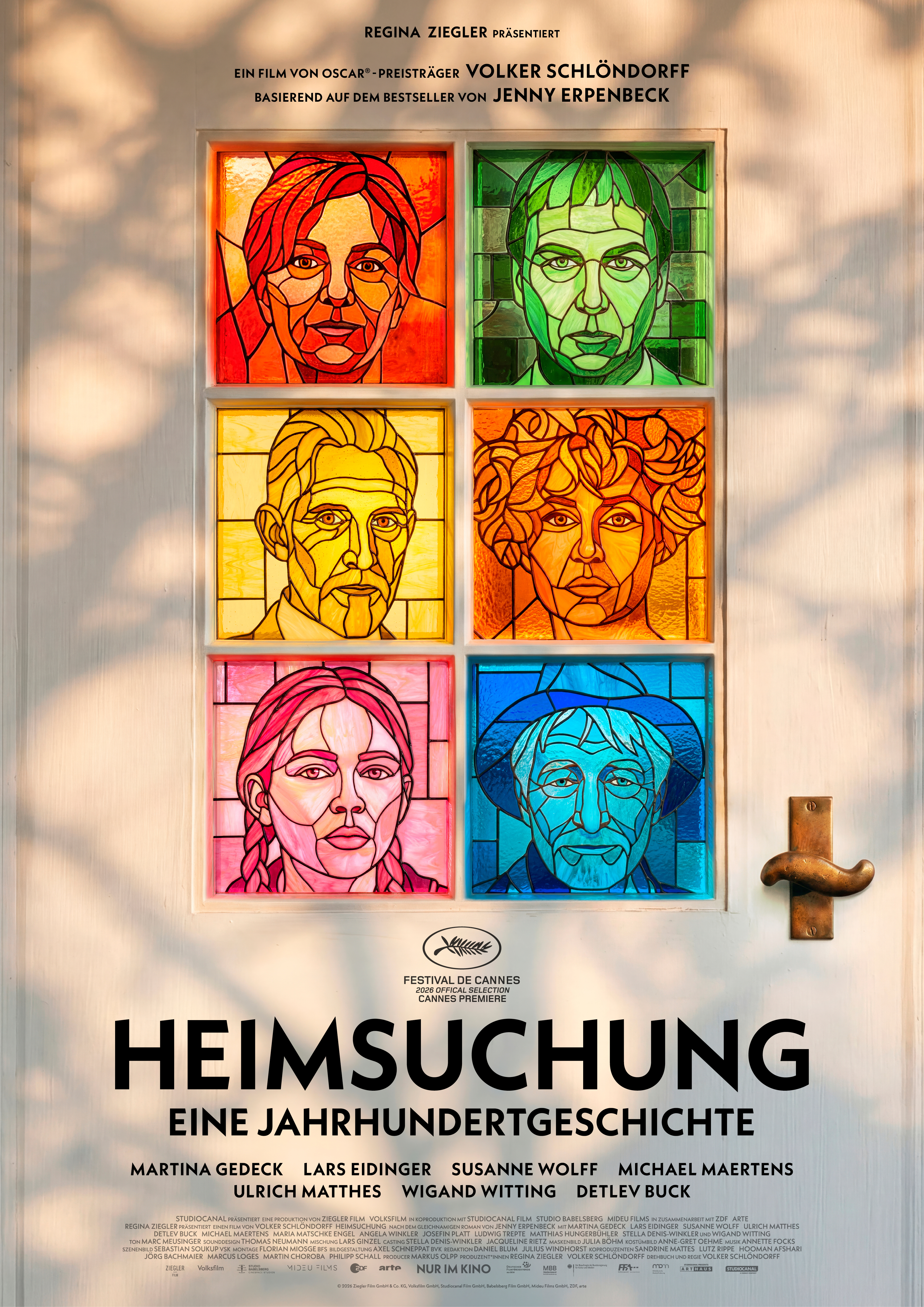Copyright: Ziegler Film Filmplakat zum Kinofilm „Heimsuchung – Eine Jahrhundertgeschichte“ nach dem Roman von Jenny Erpenbeck, inszeniert von Volker Schlöndorff. Sechs farbige, bleiverglaste Porträts in Rot, Grün, Gelb, Orange, Pink und Blau stehen für verschiedene Figuren und Epochen; darunter folgen Festival- und Besetzungsangaben.