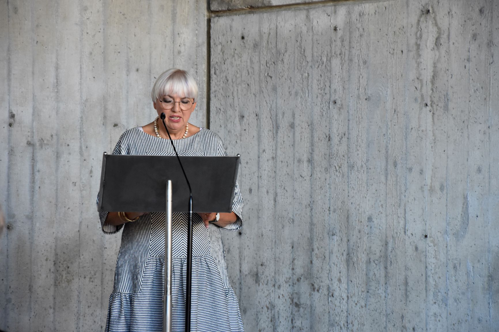 Kulturstaatsministerin Claudia Roth beim Gedenkgottesdienst in der Evangelischen Versöhnungskirche Dachau Foto: KZ-Gedenkstätte Dachau