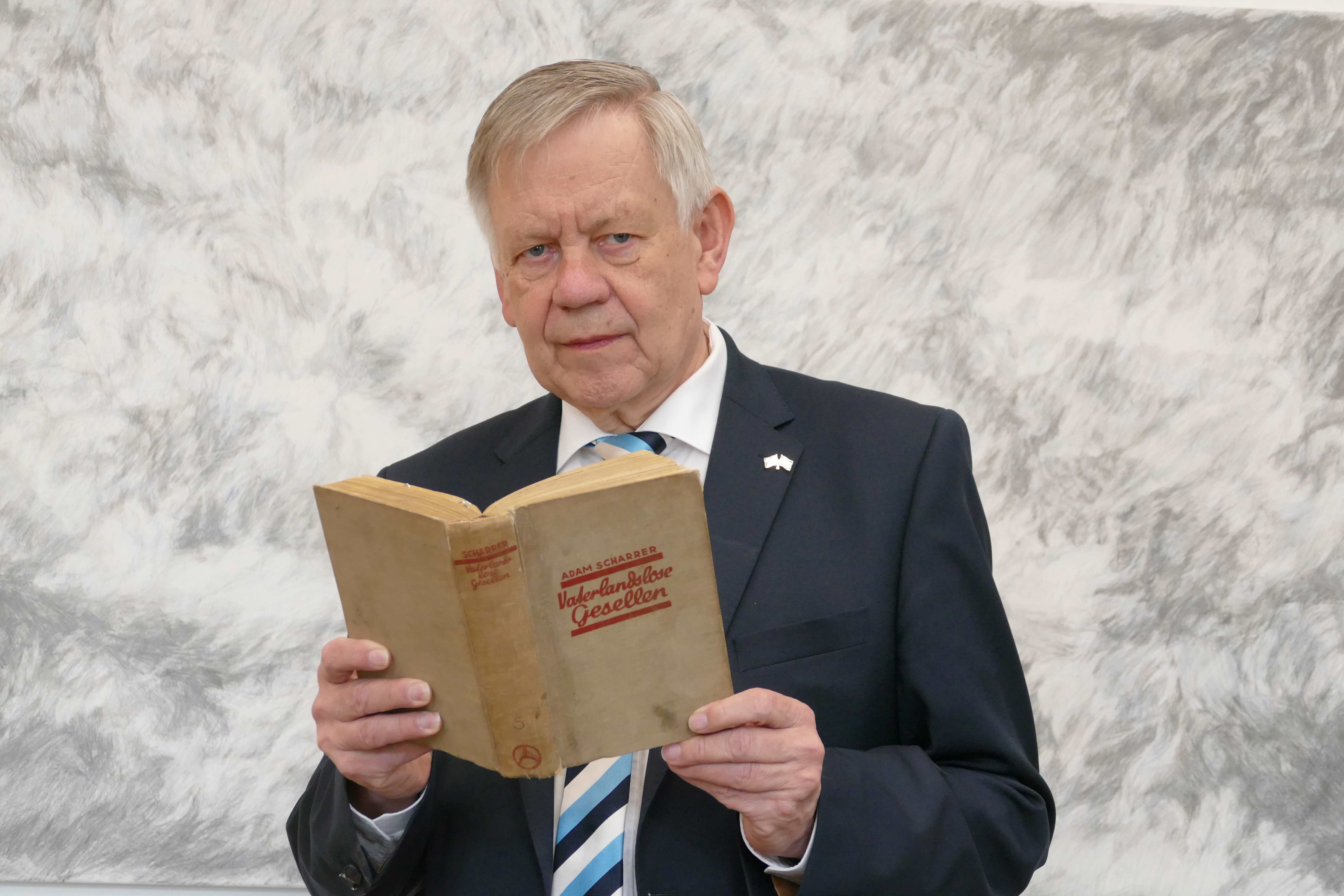 Karl Freller, Direktor Bayerische Gedenkstätten, liest aus Adam Scharrer „Vaterlandslose Gesellen. Das erste Kriegsbuch eines Arbeiters“ (AGIS-Verlag, Wien / Berlin, 1930). Foto: Stiftung Bayerische Gedenkstätten