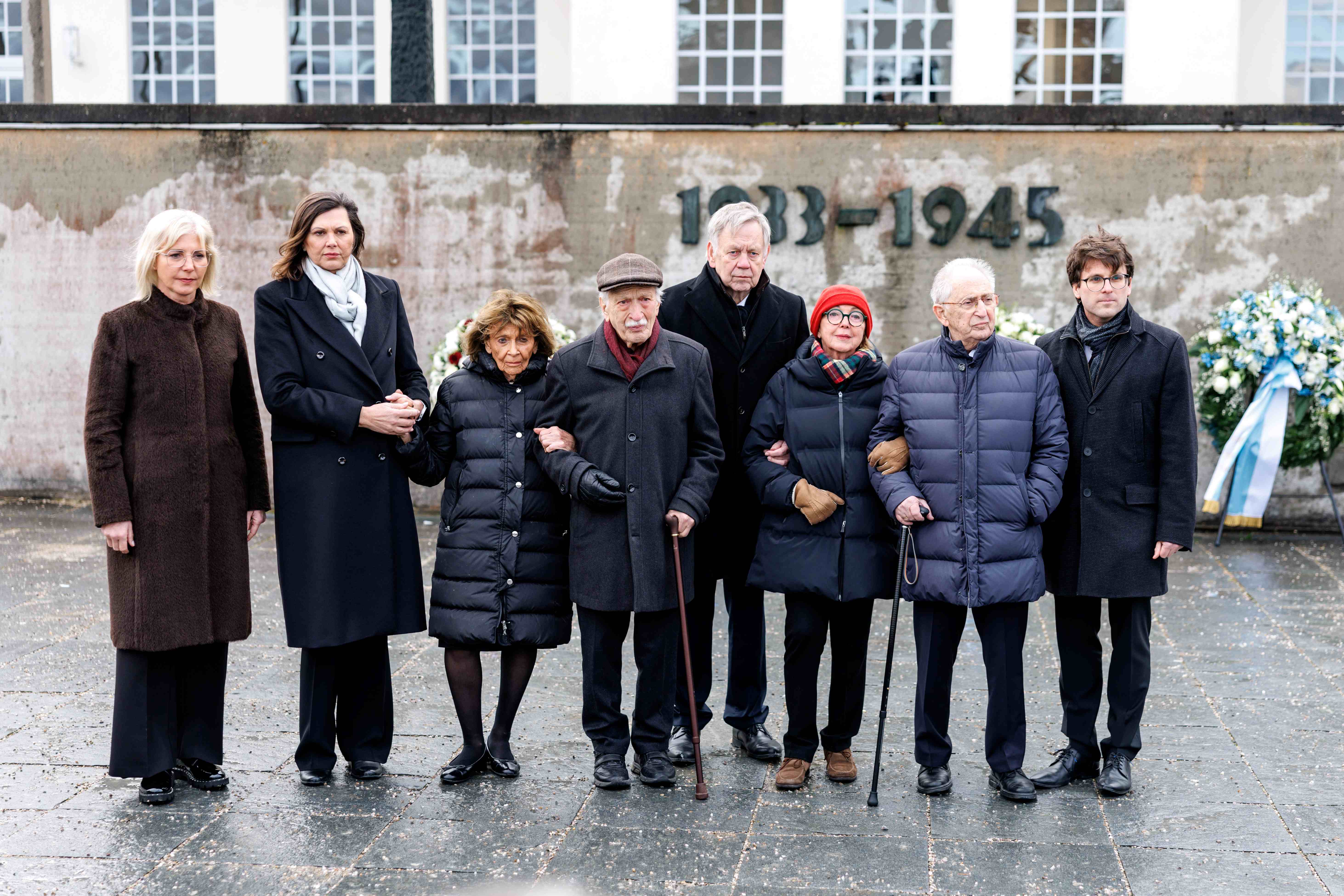 Staatsministerin Ulrike Scharf, Landtagspräsidentin Ilse Aigner, Dr. h.c. Charlotte Knobloch, Ernst Grube, Stiftungsdirektor Karl Freller, Dr. Eva Umlauf , Abba Naor und Oberbürgermeister Florian Hartmann vor dem Internationalen Mahnmal in der KZ-Gedenkstätte Dachau Foto: Bildarchiv Bayerischer Landtag / Matthias Balk