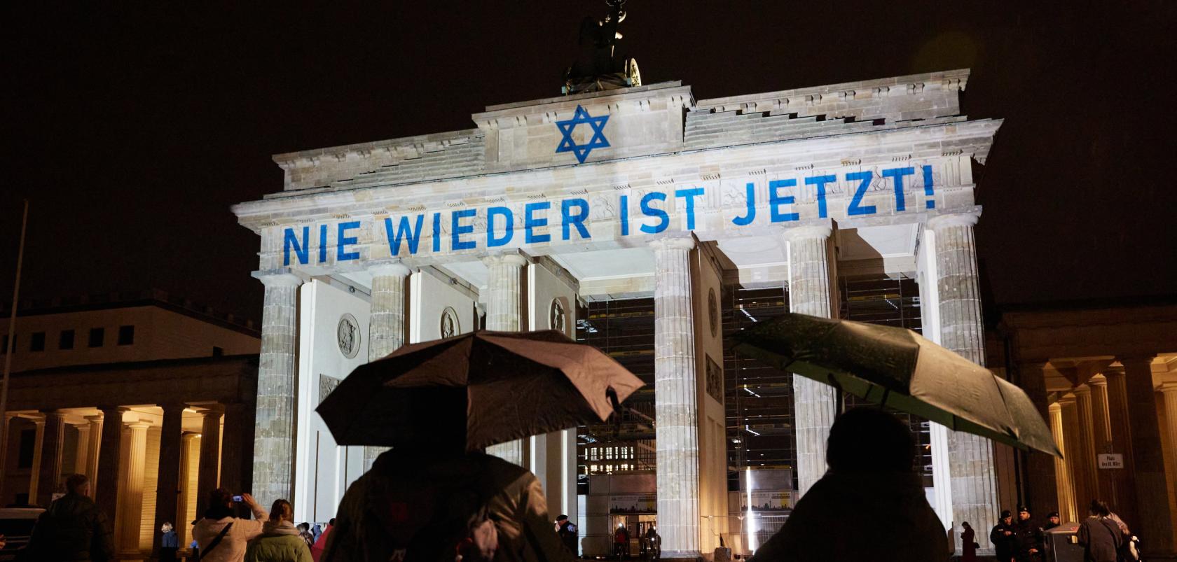 "Nie wieder ist jetzt" projiziert auf das Brandenburger Tor, Foto dpa/ Jörg Carstensen