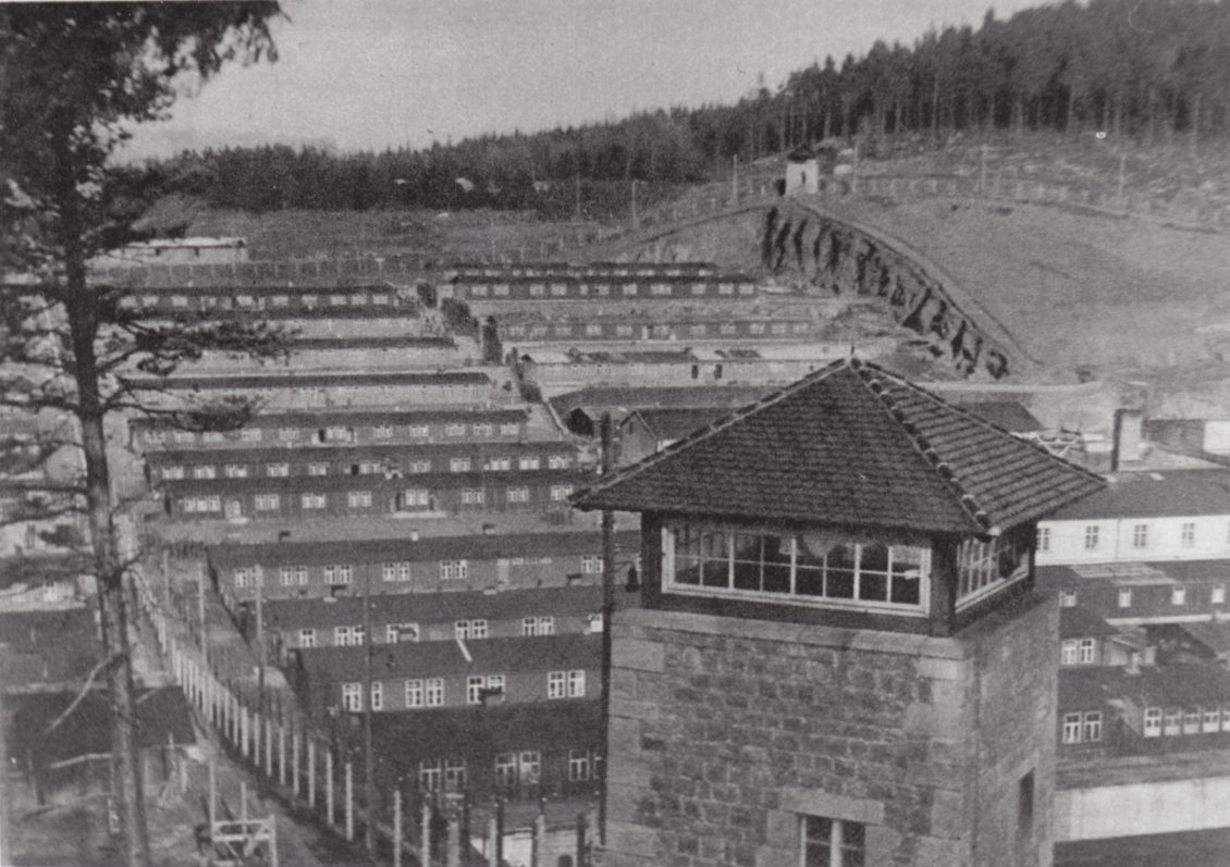 Wachturm und Blick über den Häftlingsbereich, 1945. © Archiv der KZ-Gedenkstätte Flossenbürg