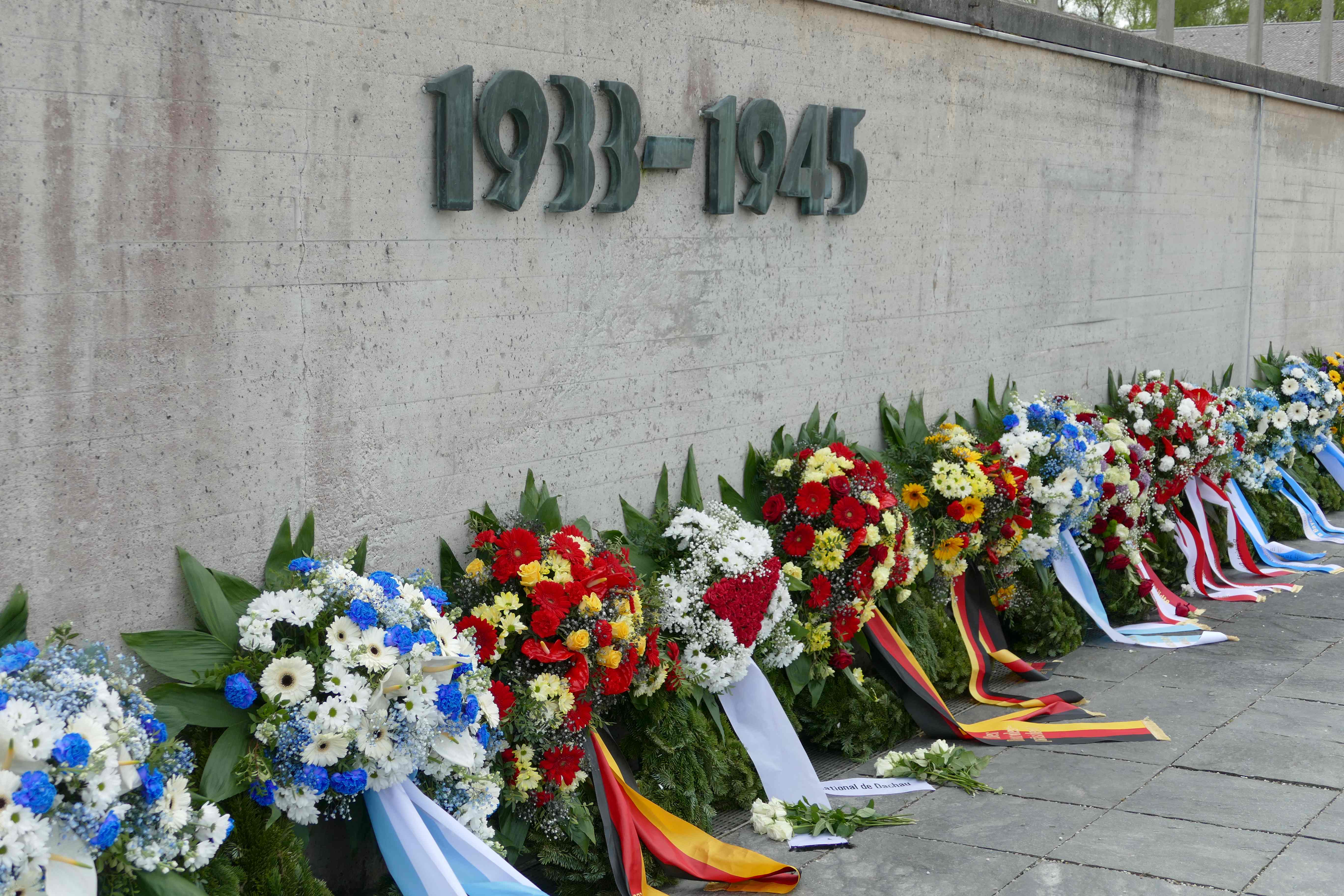 Kränze am Internationalen Mahnmal in der KZ-Gedenkstätte Dachau Foto Stiftung Bayerische Gedenkstätten