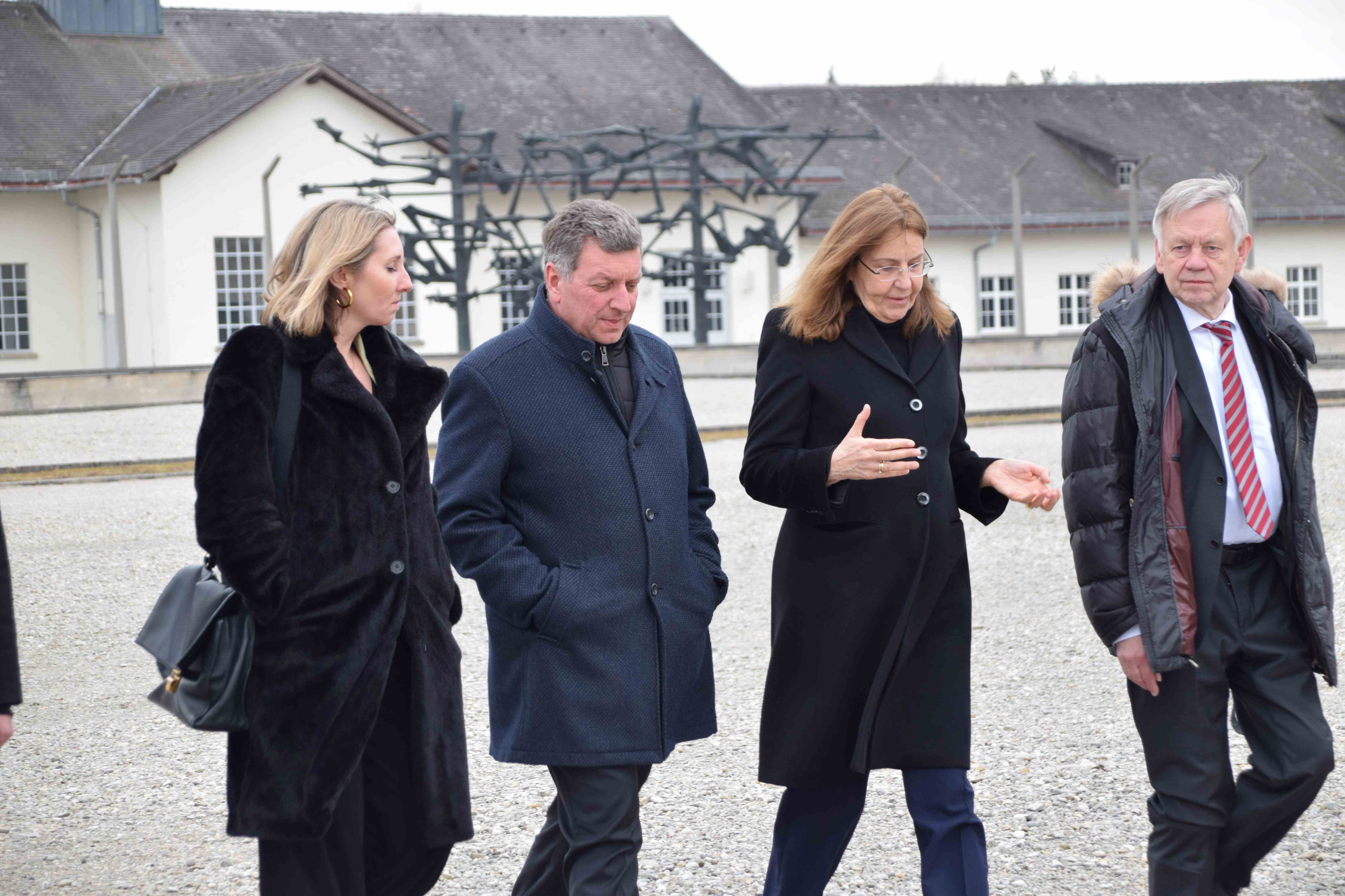 Im Bild (v.l.n.r.) StMin Stolz, StM Bernreiter, Dr. Gabriele Hammermann und Stiftungsdirektor Karl Freller beim Rundgang über das Gelände der KZ-Gedenkstätte Foto Stiftung Bayerische Gedenkstätten / G. Hassel