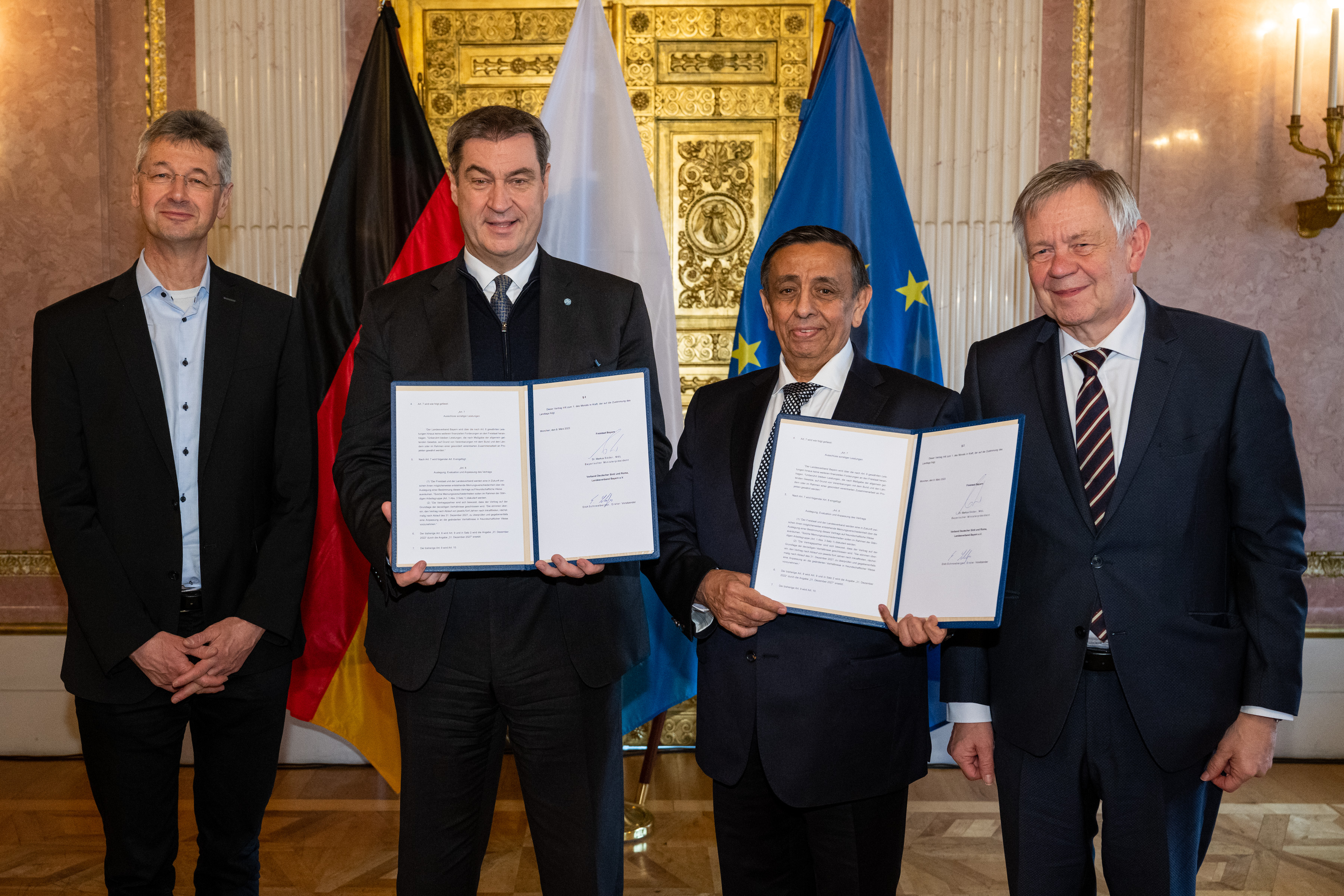 Staatsminister Prof. Dr. Michael Piazolo, Ministerpräsident Dr. Markus Söder, Vorsitzender des Landesverbands Erich Schneeberger und Stiftungsdirektor Karl Freller (v.l.n.r.) Foto: Bayerische Staatskanzlei