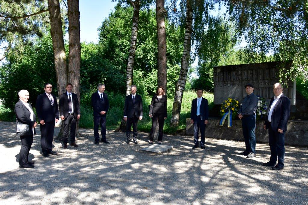 Foto (KZ-Gedenkstätte Dachau.): Karl Freller (4.v.l.) mit einer ukrainischen Delegation mit Generalkonsul Yurij Yarmilko (5.v.l.) an der Spitze - bei einer Kranzniederlegung am Schießplatz Hebertshausen, 2021