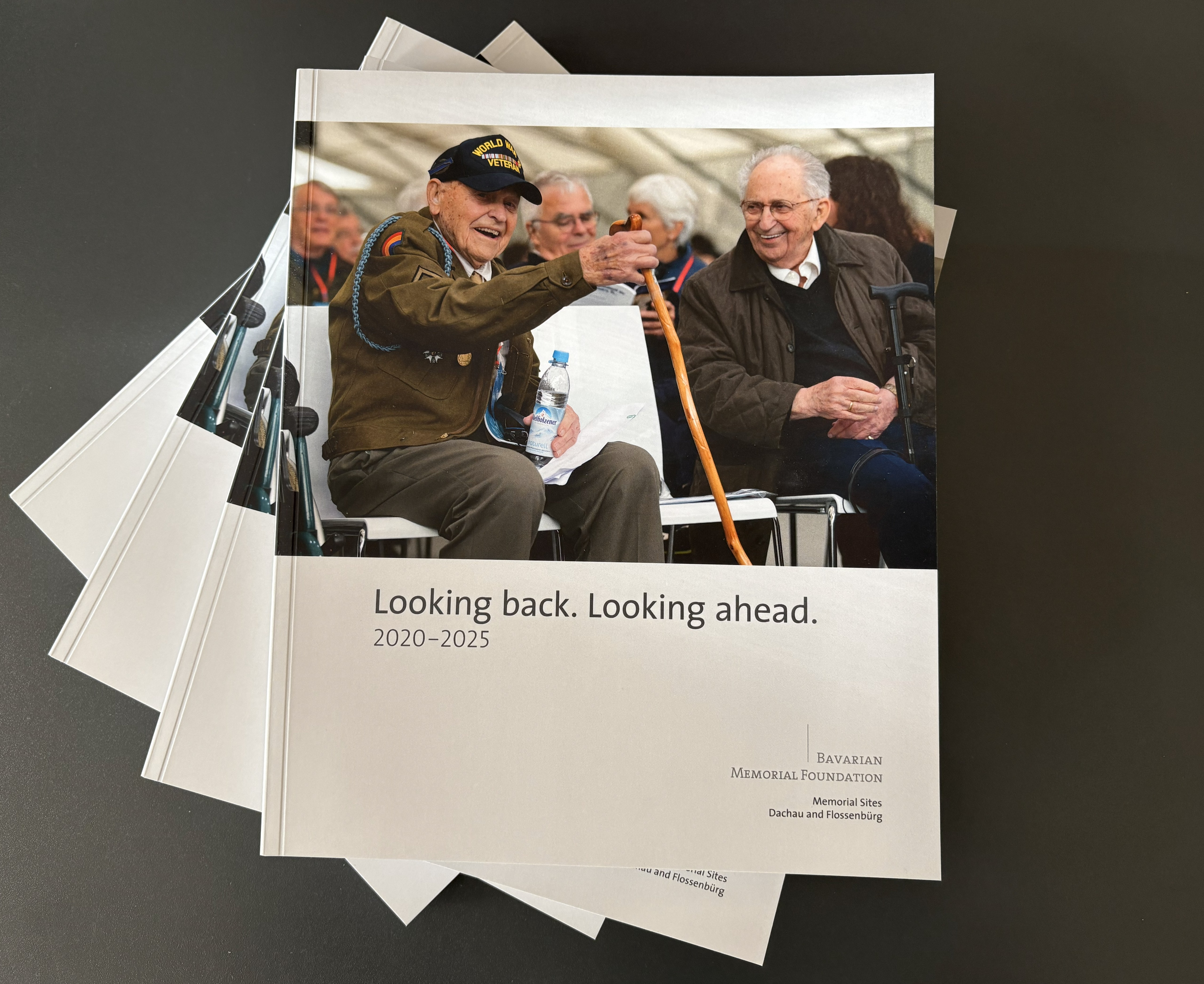 Englischsprachige Stiftungsbroschüre „Looking back, Looking ahead. 2020-2025“. Foto: Stiftung Bayerische Gedenkstätten