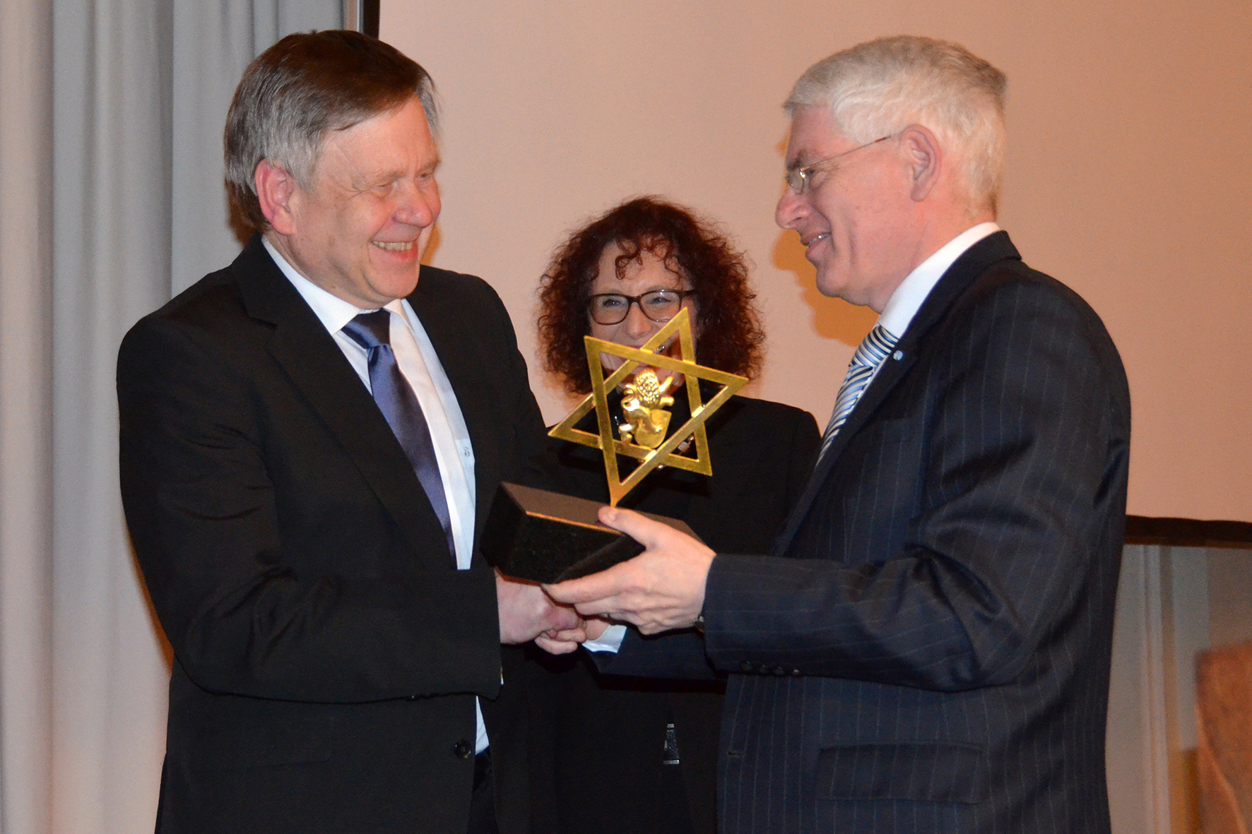 BU: Stiftungsdirektor K. Freller (l.i.B.) mit Dr. Josef Schuster, Präsident des Zentralrats der Juden in Deutschland, bei der Verleihung des „Rabbiner Spiro Preises“, 2014, Foto: Stiftung Bayr. Gedenkstätten