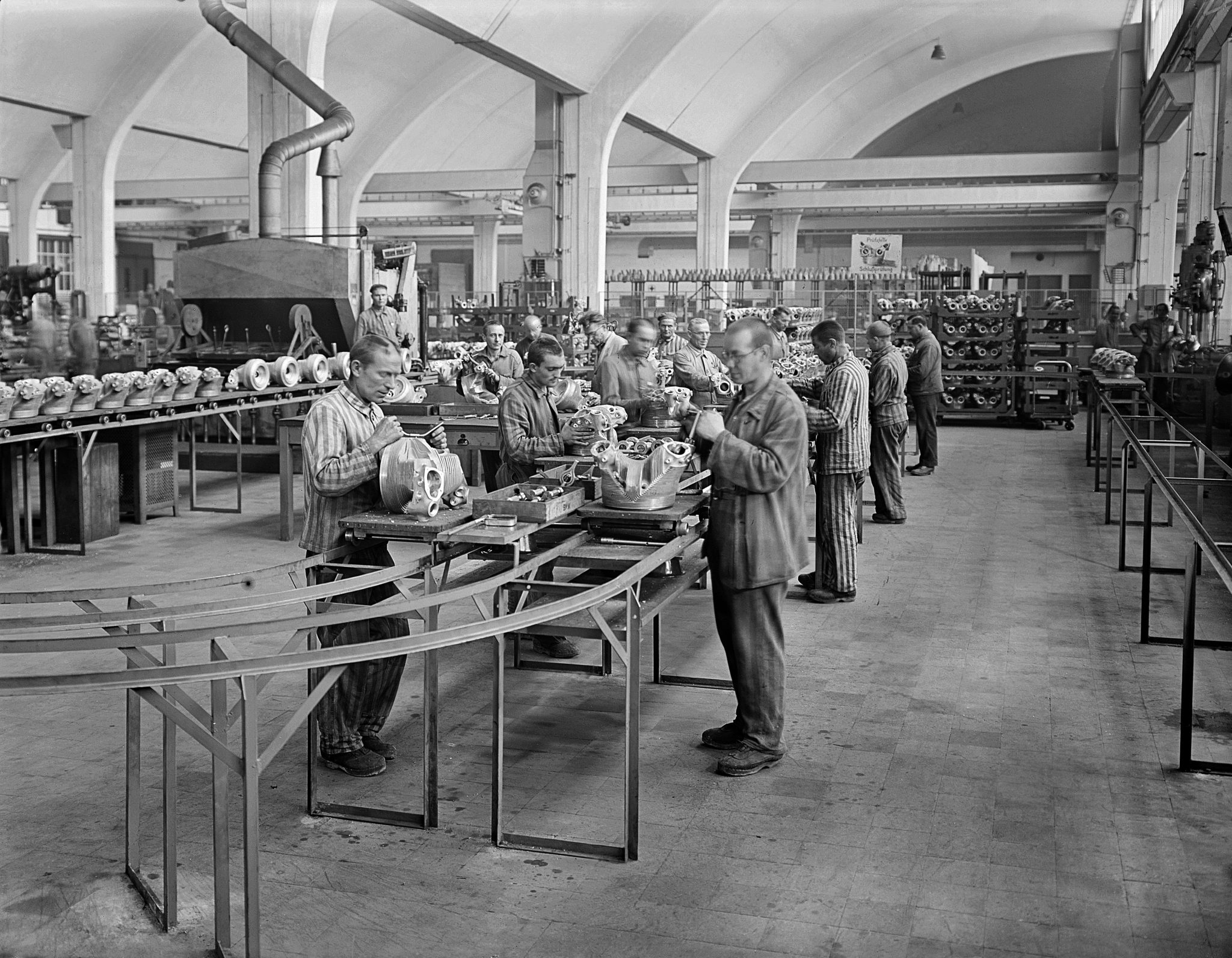 Gestelltes Foto aus dem KZ-Außenlagerkomplex München-Allach (Medienarchiv BMW Group).