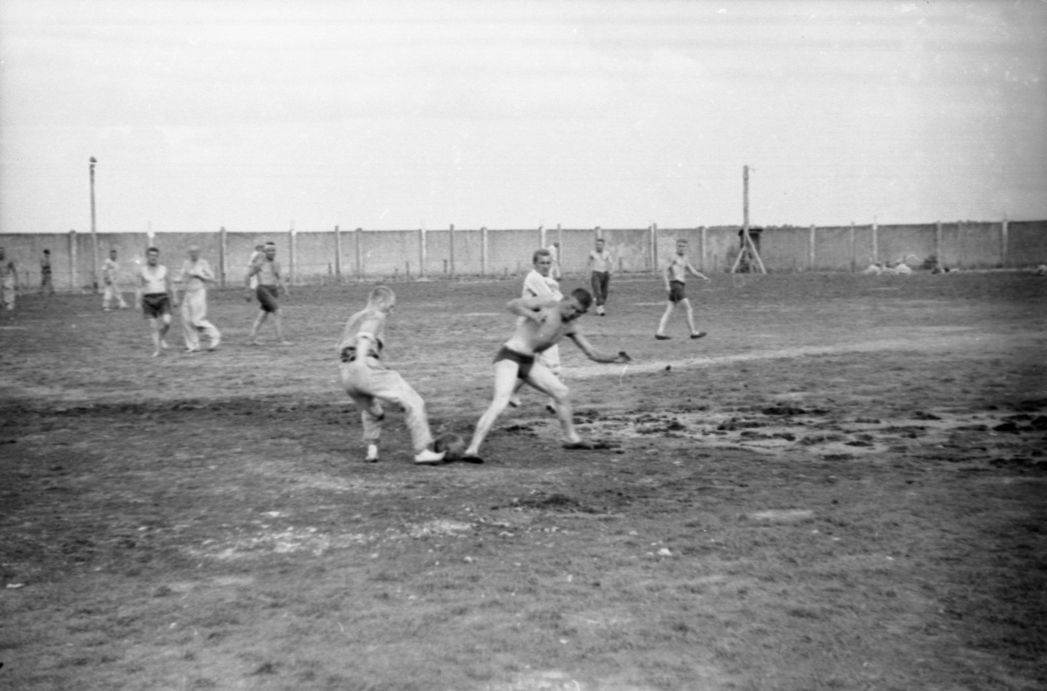 Propagandaufnahme von fußballspielenden Häftlingen im KZ Dachau, 10. Juni 1933. Fotograf: Friedrich Franz Bauer, Bundesarchiv Bild 152-03-11 (Zuschnitt)