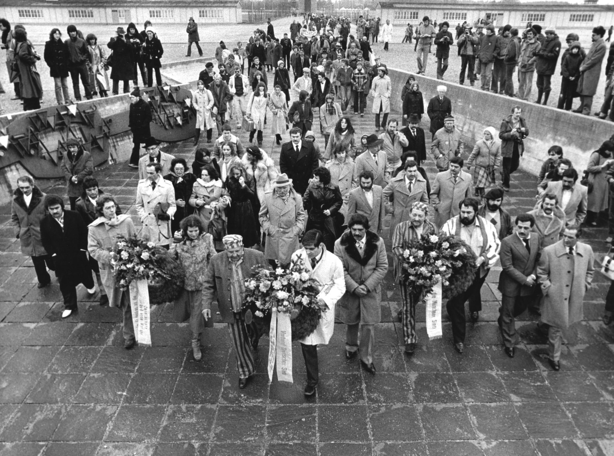 Kranzniederlegung am Internationalen Mahnmal vor Beginn des Hungerstreiks deutscher Sinti auf dem Gelände der KZ-Gedenkstätte Dachau (4. April 1980). Foto KZ-Gedenkstätte Dachau