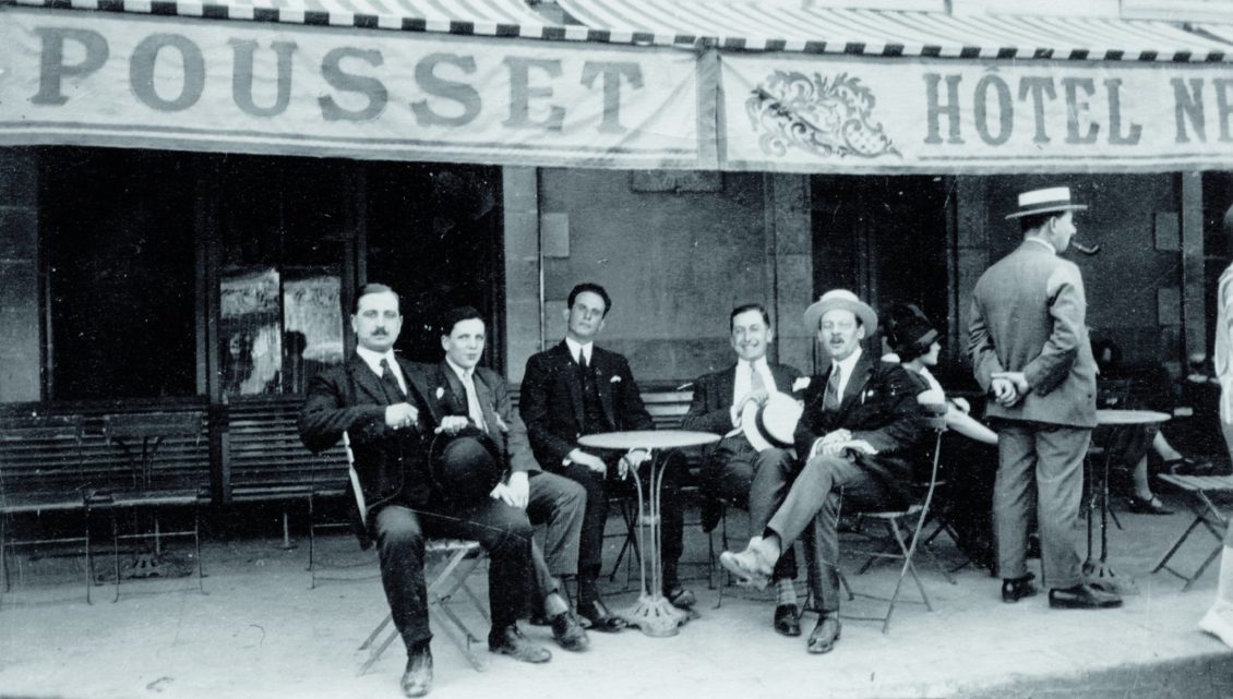 Paul Fignon (Dritter von links) beim Aperitif in Le Poulig, 1925, Foto: Privatbesitz. Der 1902 in Nantes geborene Fignon ist ab Mai 1944 im KZ Flossenbürg inhaftiert. Er stirbt fünf Monate später.
