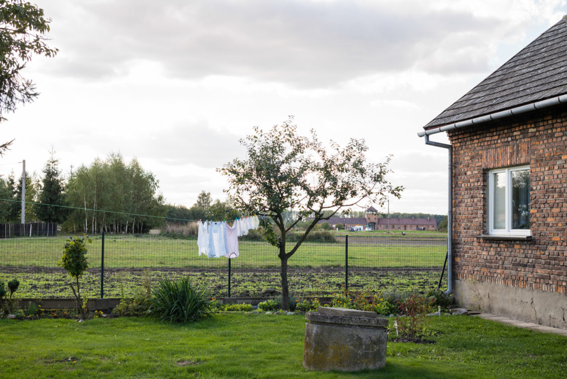 Blick aus einem Garten in Brzezinka auf das ehemalige Vernichtungslager Auschwitz II / Birkenau, Foto arge lola