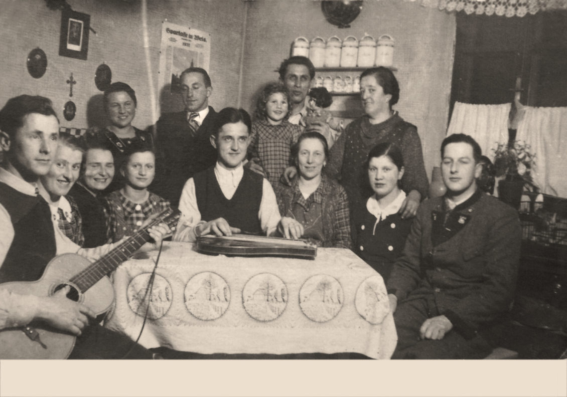 Josef Krautmann mit seiner Tochter (stehend, Zweiter von rechts) und Freunden im Januar 1937, Privatbesitz. Aufgrund mehrerer Vorstrafen wird Krautmann im Juli 1938 als „Vorbeugungshäftling“ in das KZ Flossenbürg eingewiesen, wo er im Mai 1941 verstirbt. © KZ-Gedenkstätte Flossenbürg