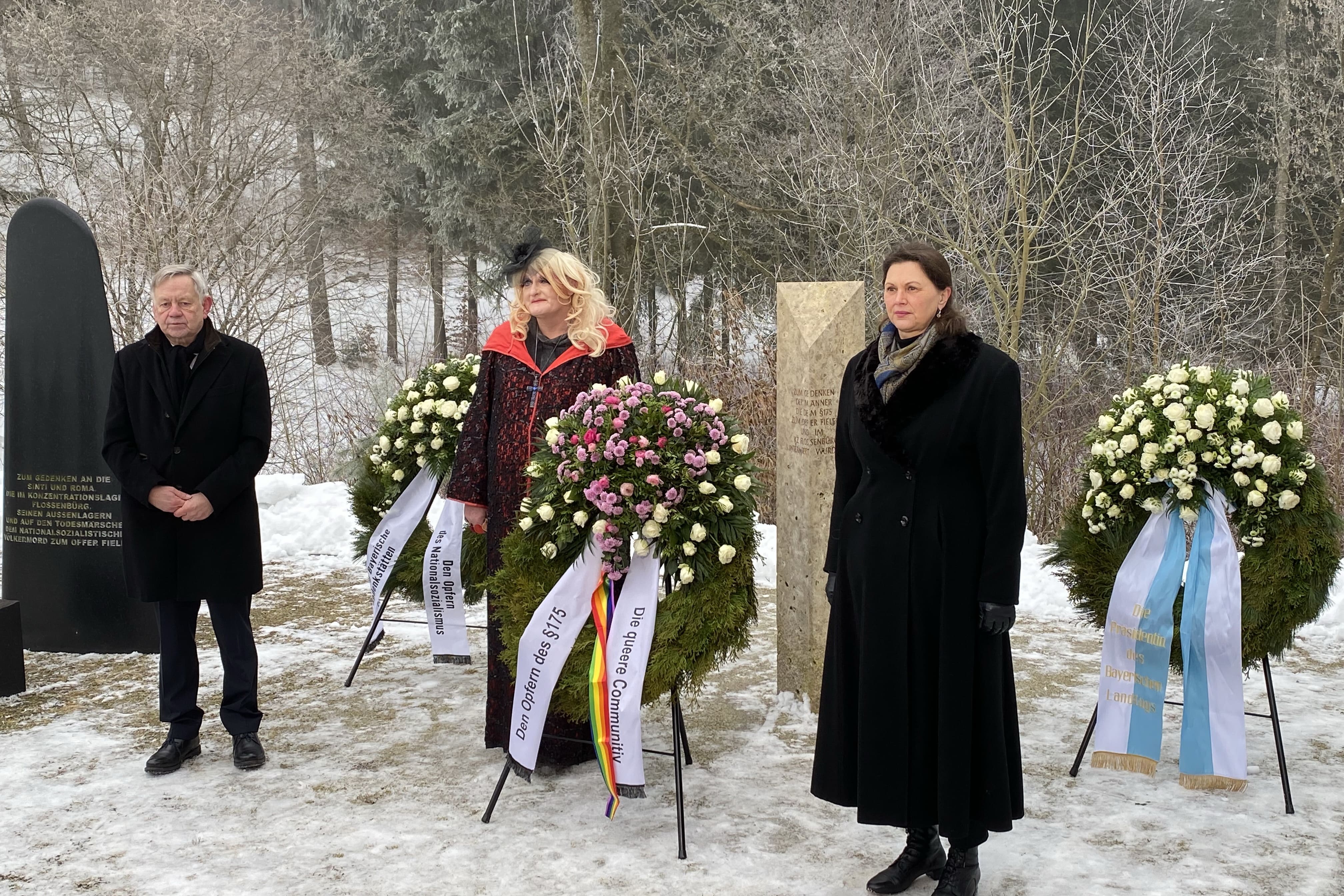 (v.r.n.l) Landtagspräsidentin Ilse Aigner, Uschi Unsinn und Stiftungsdirektor Karl Freller vor der neuen Gedenkstele