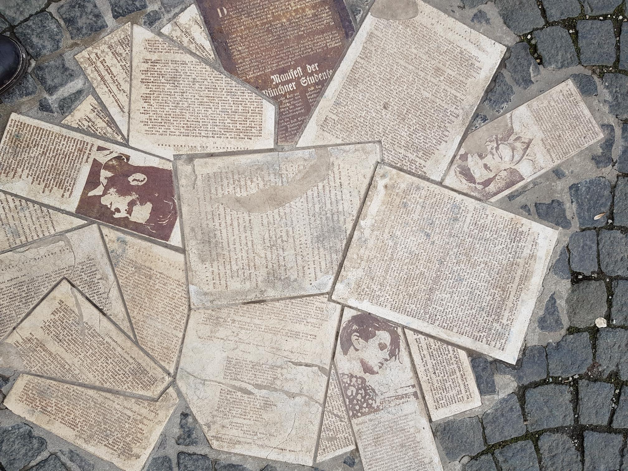 Weiße-Rose-Mahnmal vorm Haupteingang der LMU München, Foto Björn Mensing