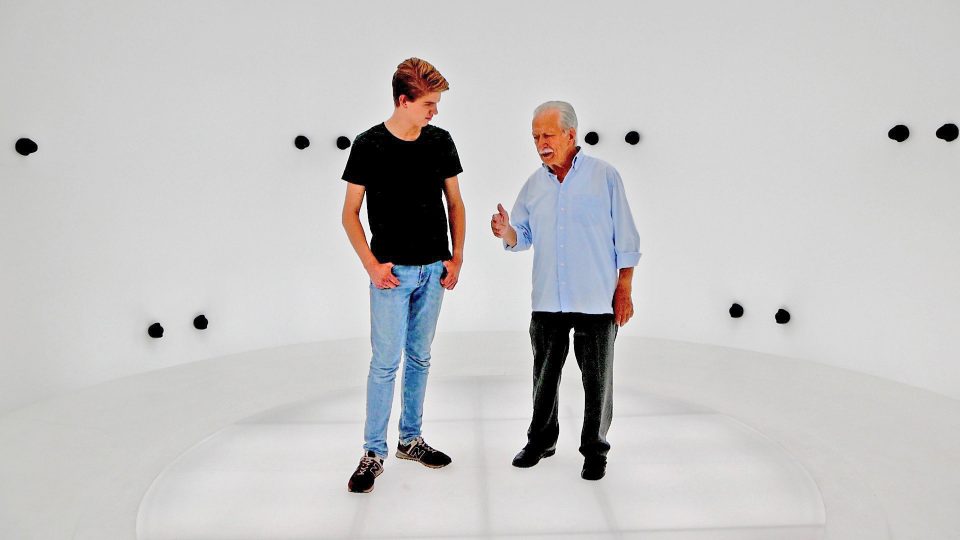 Der Zeitzeuge Ernst Grube berichtet dem Schüler Phil Carstensen (links) von seinem Leben. Aufgenommen wurde der VR-Film im Jahr 2019 Foto © UFA