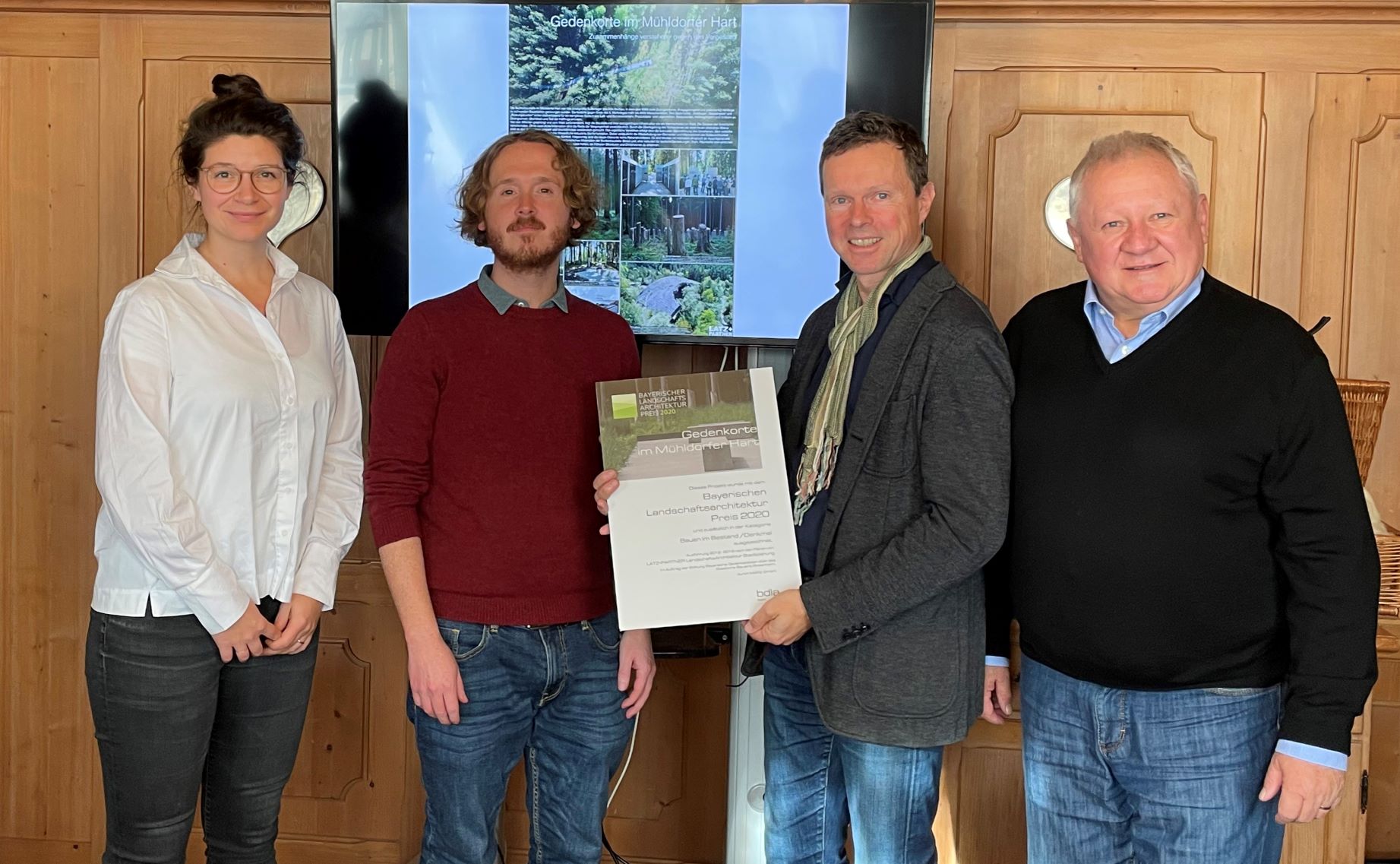 v.l.n.r. Marija Zivanovic-Weidgenannt  (Staatliches Bauamt Rosenheim), Dr. Jascha März (Stiftung Bayerische Gedenkstätten), Prof. Tilman Latz (Latz+Partner) und Franz Langstein (Vorsitzender des Vereins "Für das Erinnern"), Foto Latz + Partner