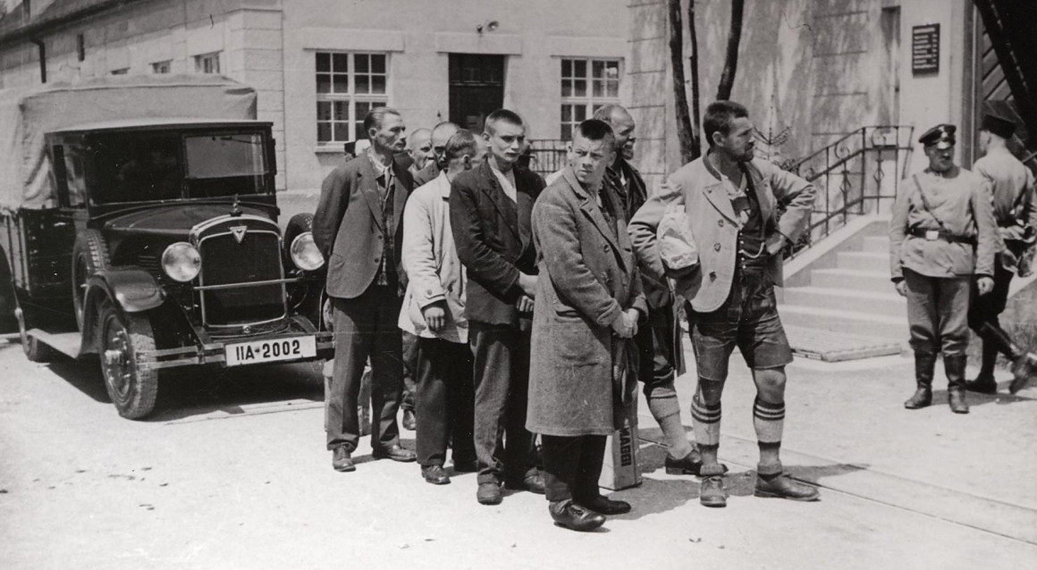 Bild: Ankunft von Häftlingen im KZ Dachau, 24. Mai 1933 (Bundesarchiv Koblenz, Quellennachweis: BArch Bild 152-01-02, Fotograf: Friedrich Franz Bauer)