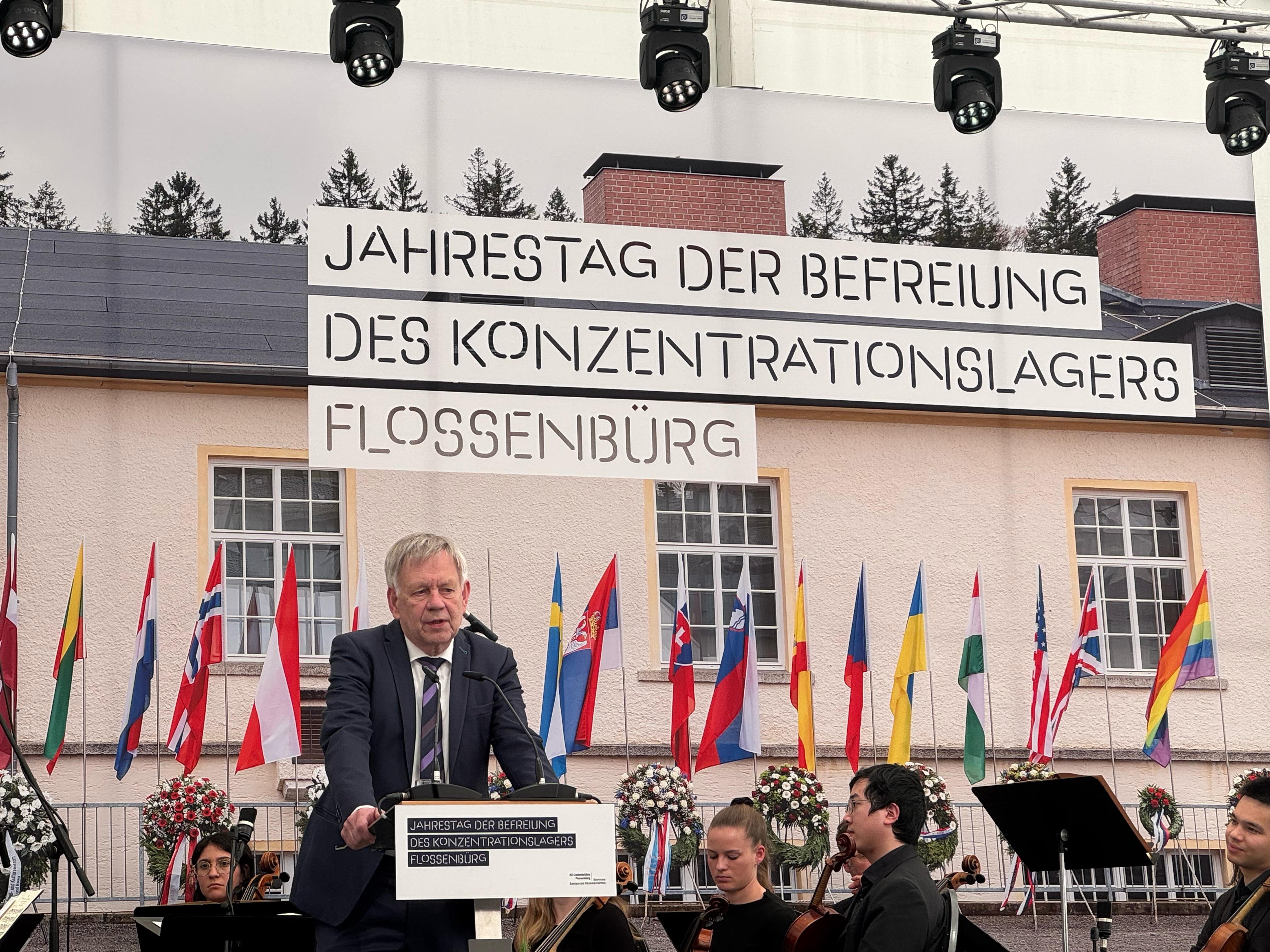 Stiftungsdirektor Freller bei seiner Ansprache. Foto: KZ-Gedenkstätte Flossenbürg/ Th. Dashuber