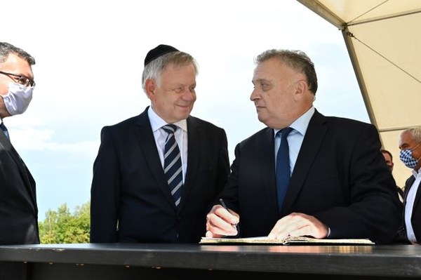 Israels Botschafter zu Besuch in der KZ-Gedenkstätte Dachau im Jahr 2020 Foto: R. Poss Drei Männer in Anzügen stehen im Freien, zwei von ihnen unterhalten sich und einer trägt eine Maske. Szene wirkt formell und zeigt ein offizielles Treffen.