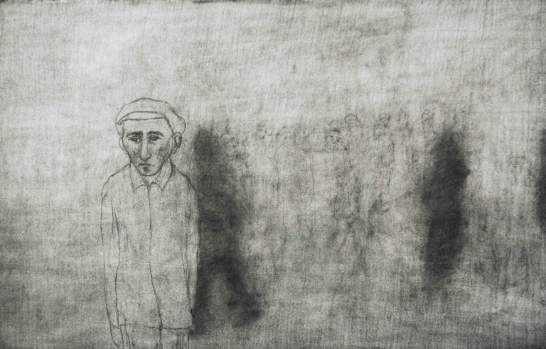 Bleistiftzeichnung eines traurig blickenden Jungen im Vordergrund. Im Hintergrund verschwommen einige Mithäftlinge zu sehen