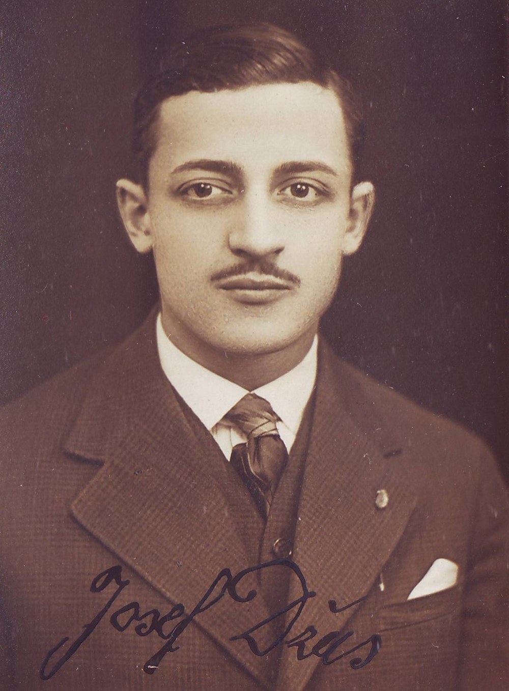 Josef Dzus Copyright: National Archive of Czech Republic: Národní archiv, Policejní ředitelství Praha II – všeobecná spisovna, 1921 – 1930, sign. D 1741/128, kart. 574.