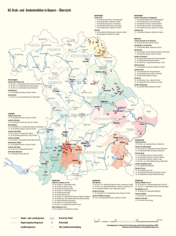 Karte zeigt KZ-Gräber und Gedenkstätten in Bayern mit farblich markierten Regierungsbezirken und Symbolen für verschiedene Gedenkstättentypen. Legenden listen Standorte und Kategorien wie Staats- oder Landesgrenze, Kreisfreie Stadt, Landkreisgrenze und Sitz Landesverwaltung, um Verteilung und Bedeutung historischer Stätten zu verdeutlichen..