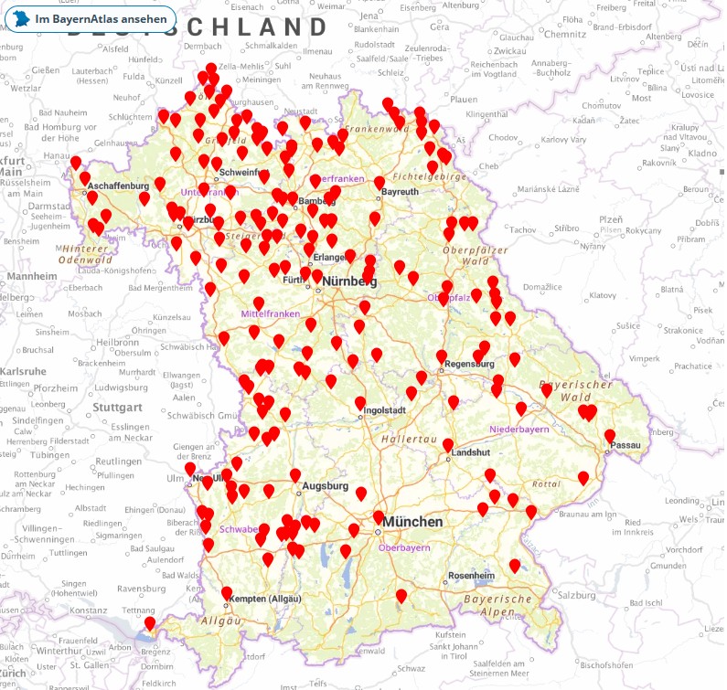 Quelle: Haus der Bayerischen Geschichte, 2026 Karte von Bayern mit zahlreichen roten Markierungen, die verschiedene Orte im Bundesland anzeigen. Karte zeigt geografische Verteilung jüdischer Grab- und Friedhöfe. Die Karte zeigt Städtenamen und angrenzenden Regionen, um räumliche Zusammenhänge zu verdeutlichen.