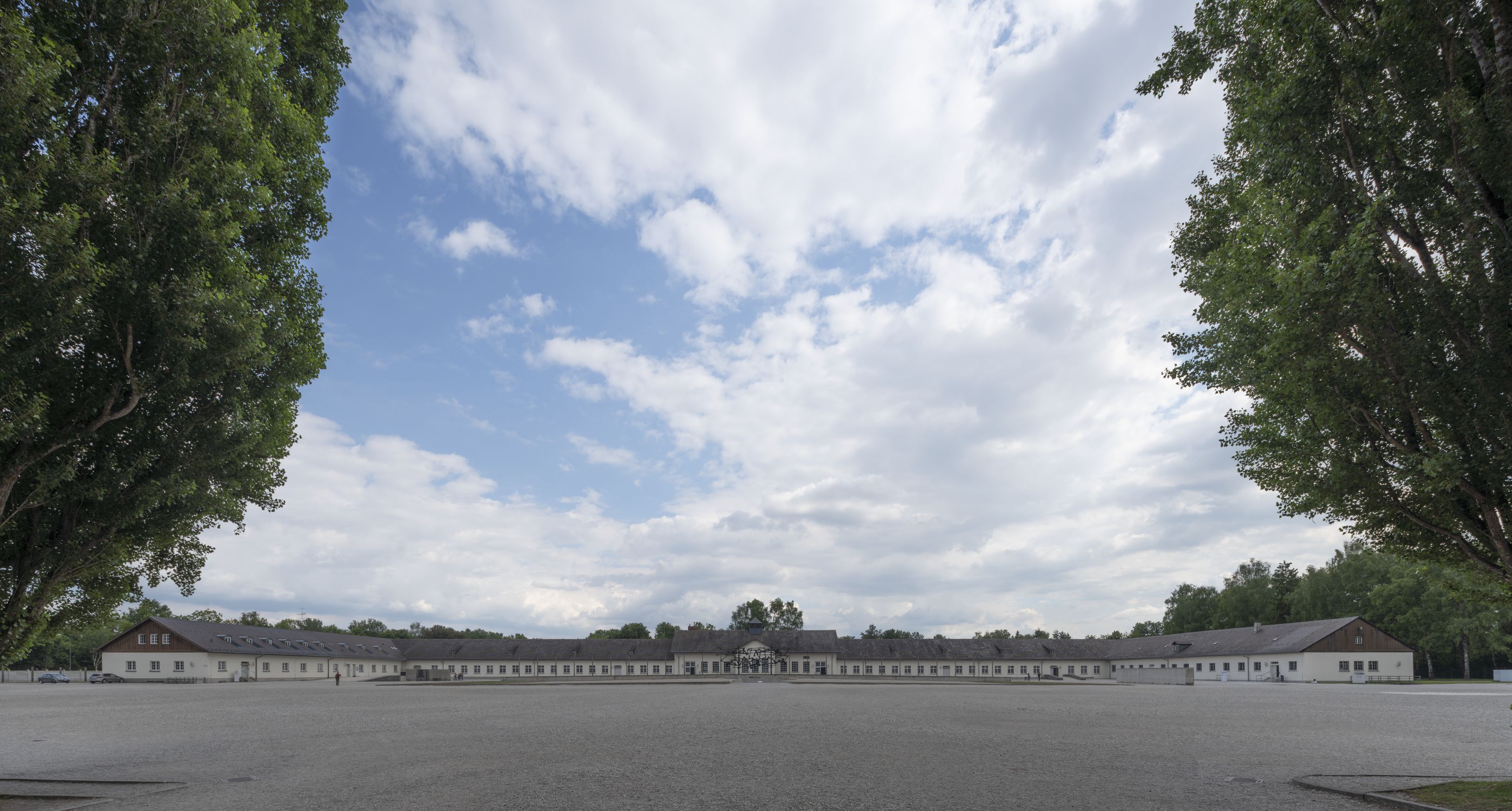 Ehemalige Wirtschaftsgebäude und Appellplatz Copyright: KZ-Dachau / Rainer Viertlböck