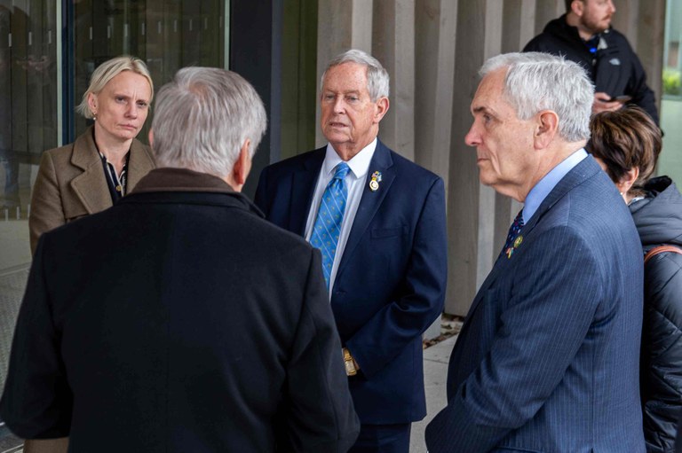 Commissioner Victoria Spartz, Vorsitzender der U.S. Helsinki Commission Joe Wilson, Lloyd Doggett und Stiftungsdirektor Karl Freller im Gespräch