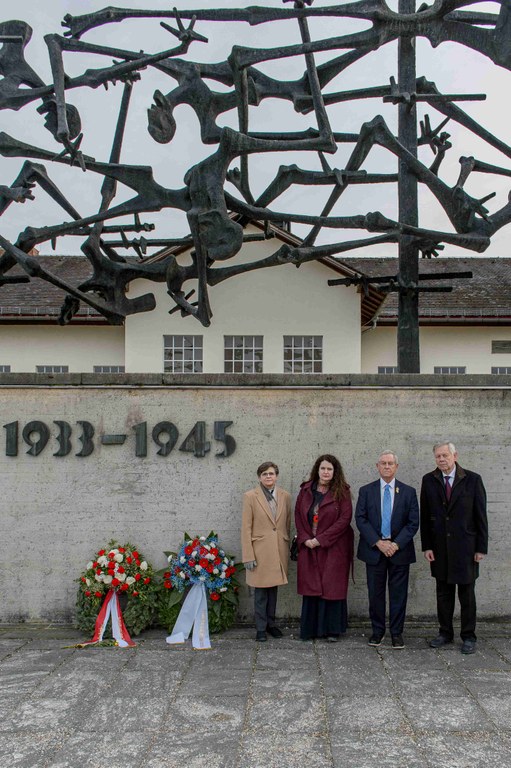Am Internationalen Mahnmal beim Kranz stehend (v.l.n.r.) Kaplanin Margaret Grun Kibben, Janice Helwig, Vorsitzender der Kommission Joe Wilson und Stiftungsdirektor Karl Freller