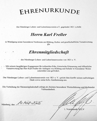 Foto der Ehrenurkunde über die Ehrenmitgliedschaft für Karl Freller beim Nürnberger Lehrer- und Lehrerinnenverein