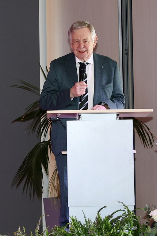 Stiftungsdirektor Karl Freller bei seiner Festansprache Foto Christiane Koholhof Ein Mann steht mit Mikrofon in der rechten Hand haltend hinter einem weißen Stehpult.