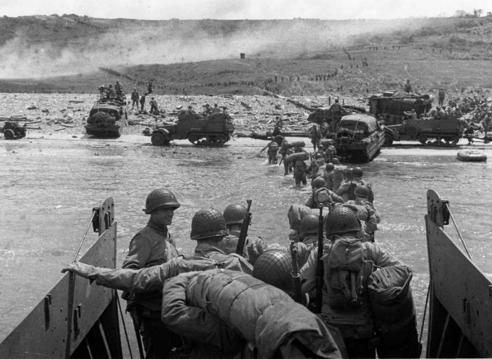 Soldaten bei der Landung in der Normandie am D-Day. Quelle: National Archives and Records Administration, 111-SC-320902