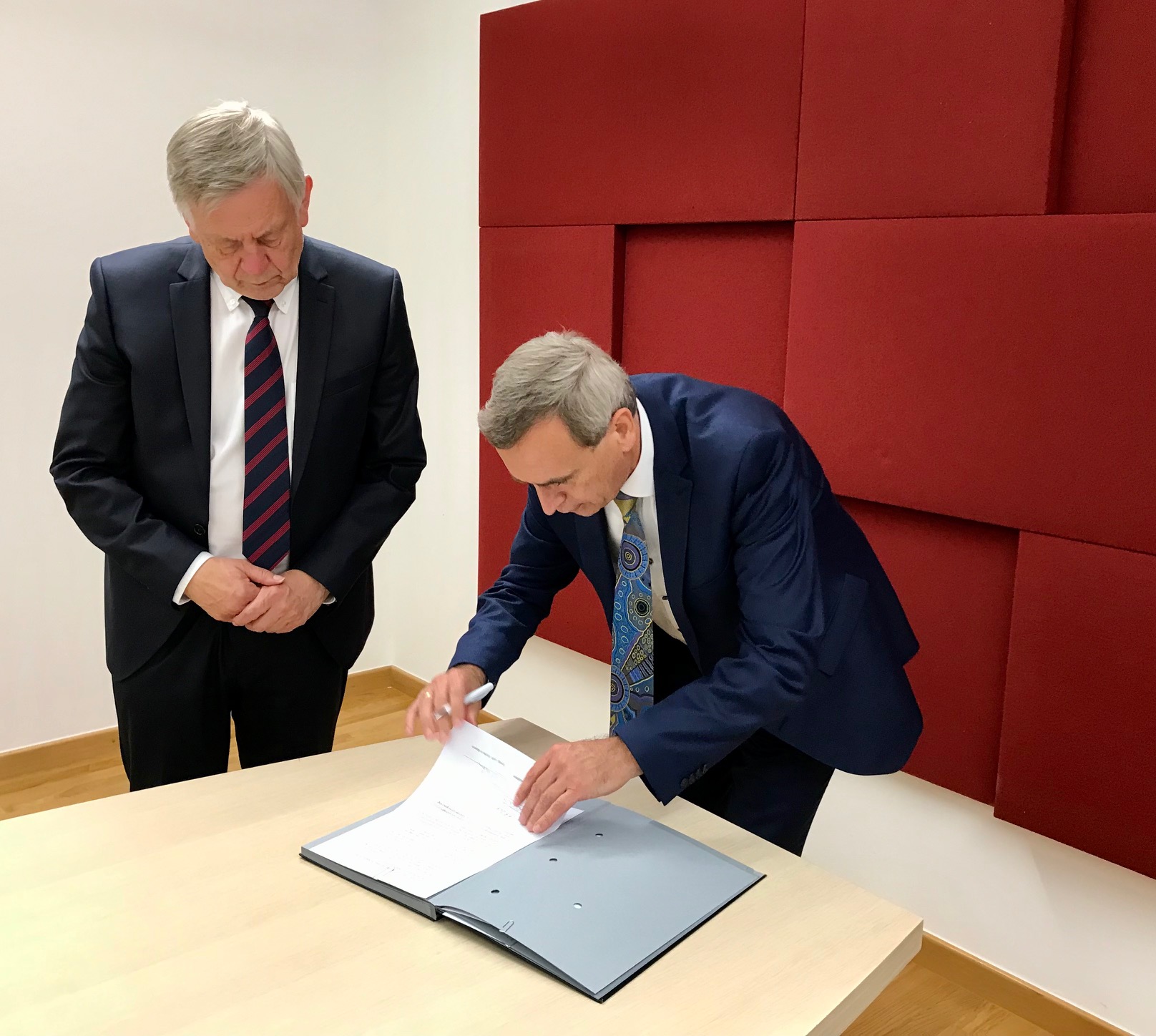 Karl Freller, Direktor Stiftung Bayerische Gedenkstätten (l.i.B.), und Oberkirchenrat Michael Martin von der Evangelisch-Lutherischen Kirche in Bayern, bei der Vertragsunterzeichnung. Foto: Stiftung Bayerische Gedenkstätten