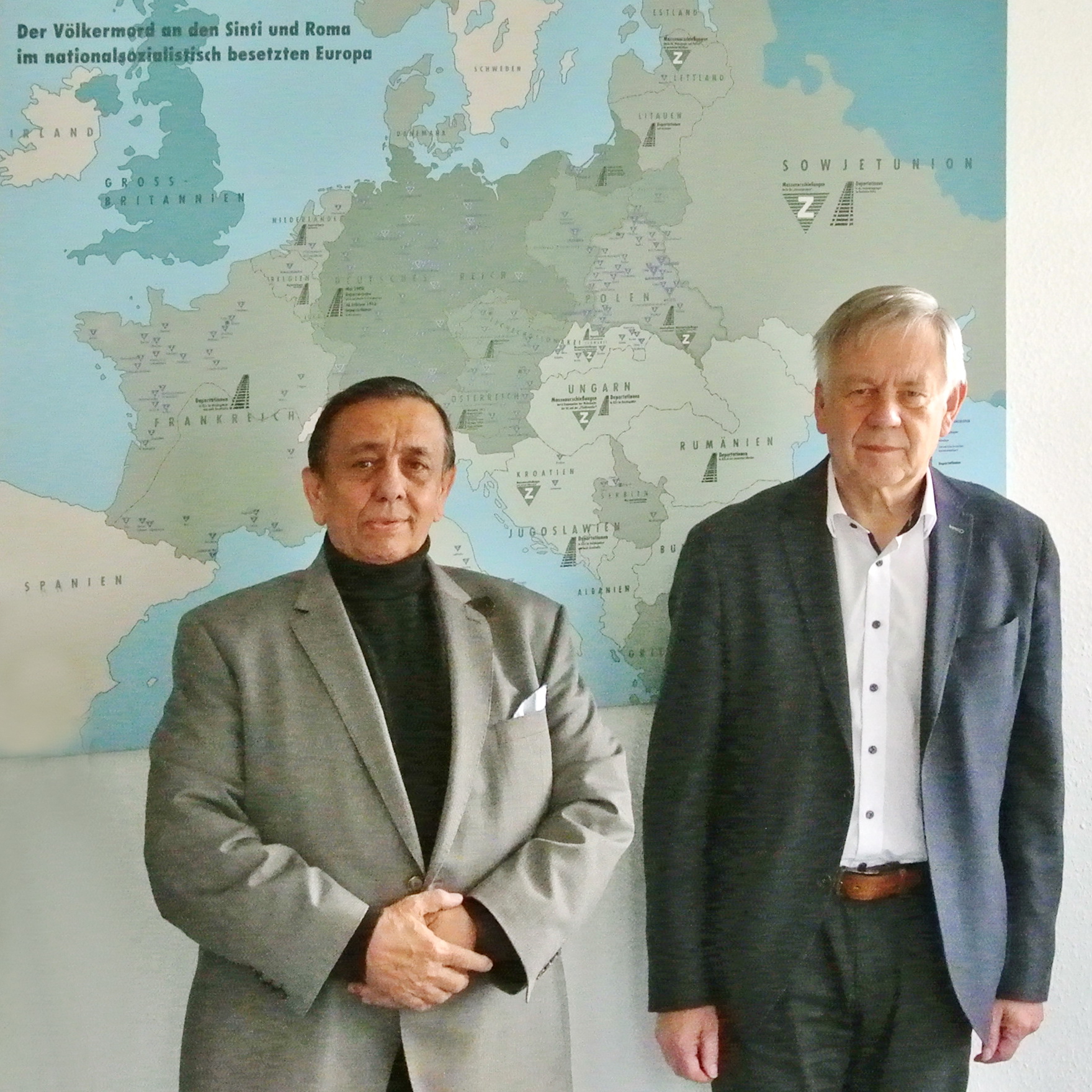 Im Bild: Vorsitzender des Landesverbandes Erich Schneeberger mit Stiftungsdirektor Karl Freller, Foto: Stiftung Bayerische Gedenkstätten