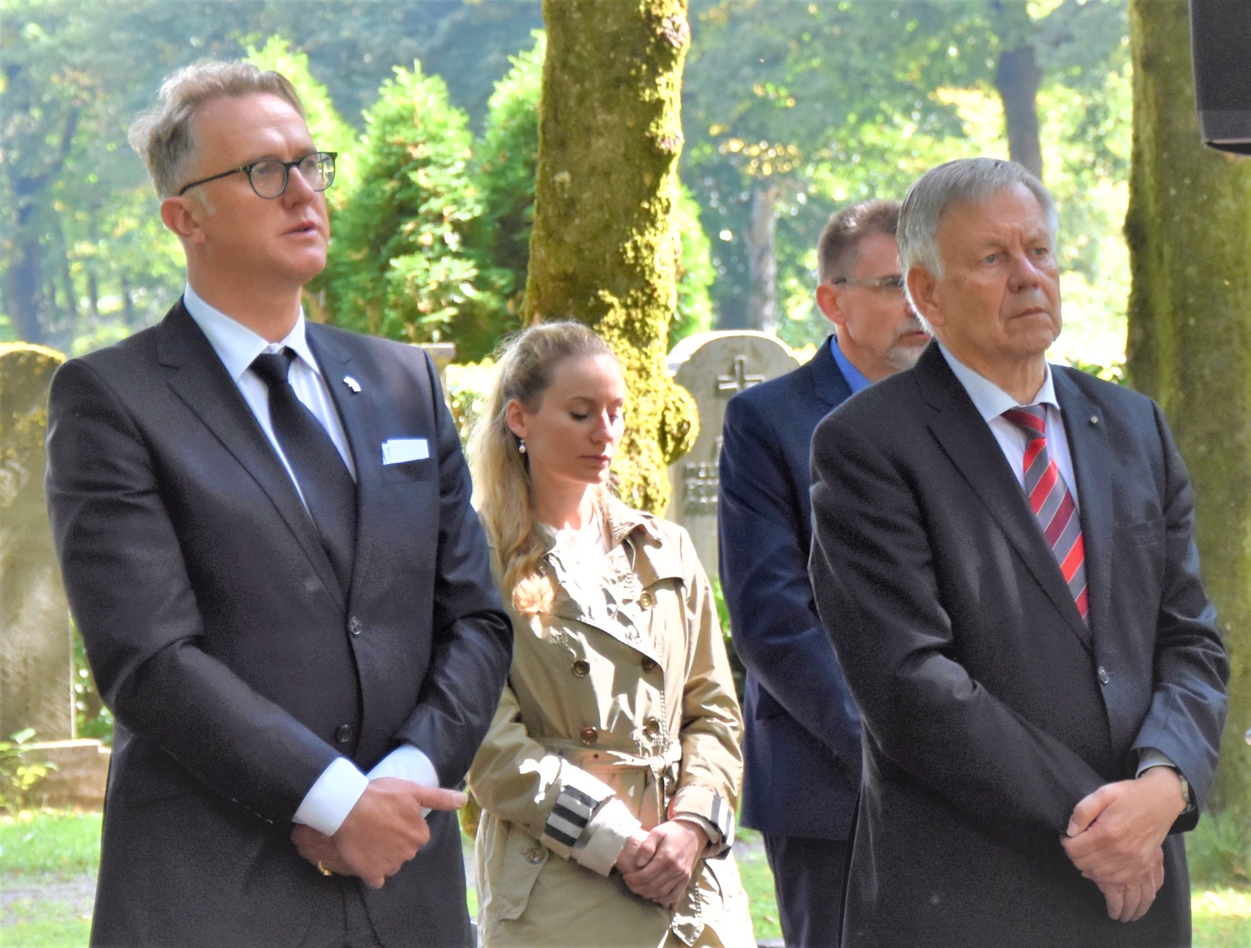 BU: Jan Malkiewicz, Generalkonsul der Republik Polen in München (l.) und Karl Freller, Direktor der Stiftung Bayerische Gedenkstätten, bei der Eröffnung des erneuerten Ehrenhains I am 1. September 2021, Friedhof am Perlacher Forst. Eine Zusammenarbeit der Stiftung Bayerische Gedenkstätten, der Stiftung Polnisch-Deutsche Aussöhnung und des Polnischen Generalkonsulats in München. Foto: Percy Herrmann