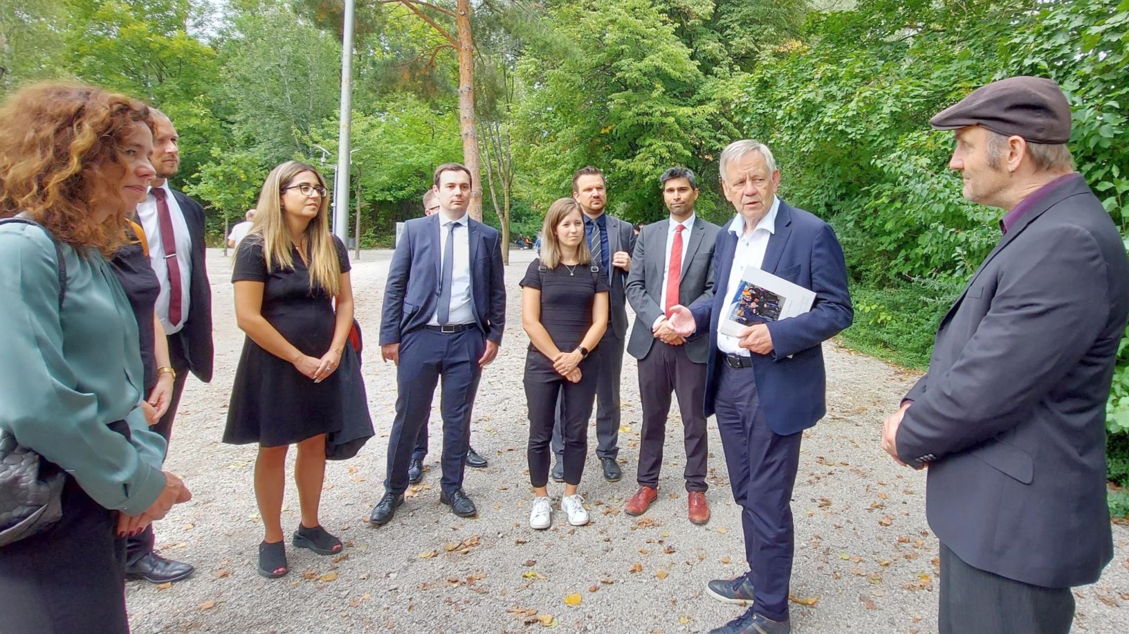 BU: Stiftungsdirektor Freller (zweiter von rechts) begrüßt Elisa Valentin (links im Bild) und eine Gruppe der Initiative Junge Transantlantiker, Foto: KZ-Gedenkstätte Dachau