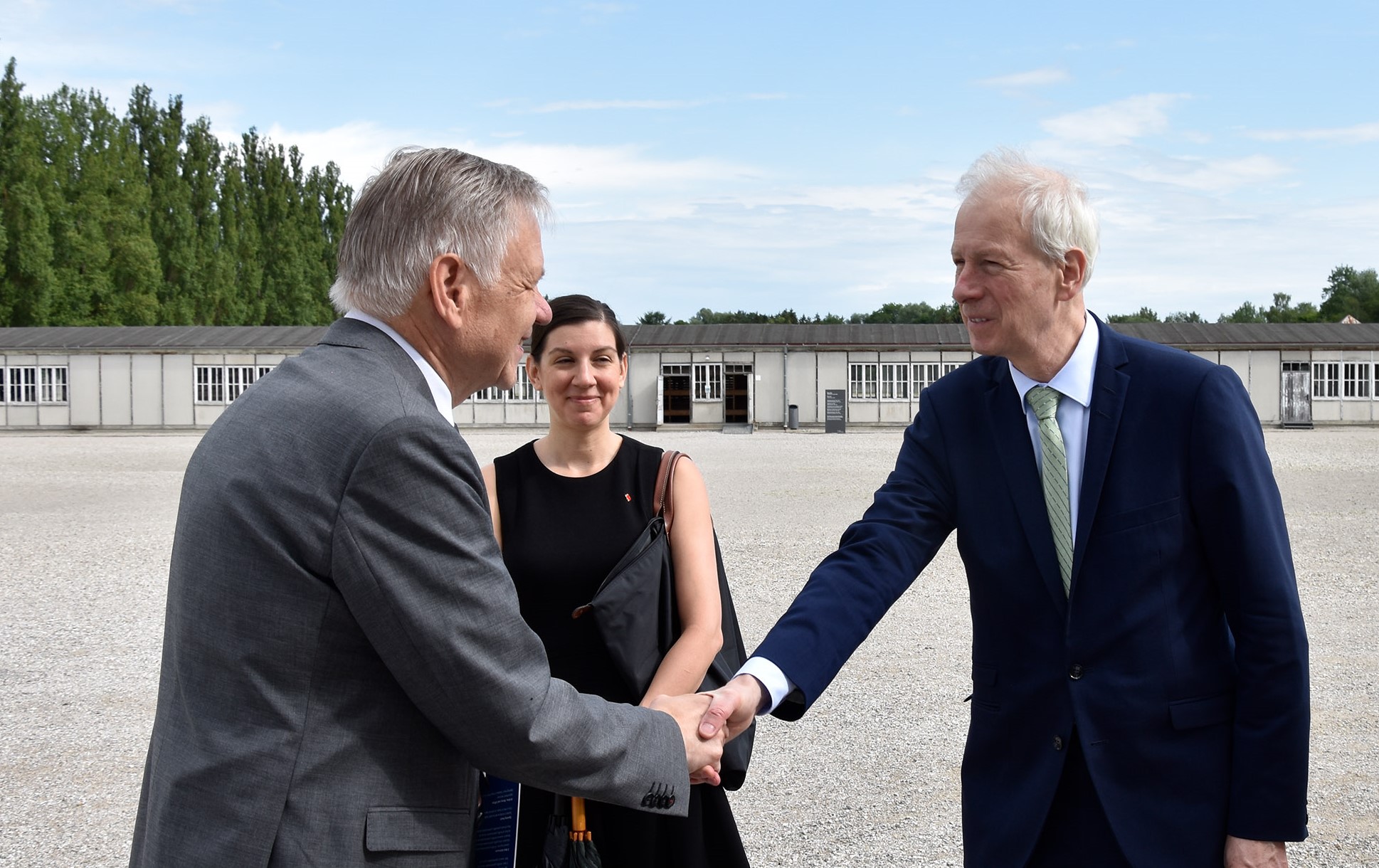 Stiftungsdirektor K. Freller (l.i.B.) mit dem kanadischen Botschafter Stéphane Dion in der KZ-Gedenkstätte Dachau, Foto: KZ-Gedenkstätte Dachau.